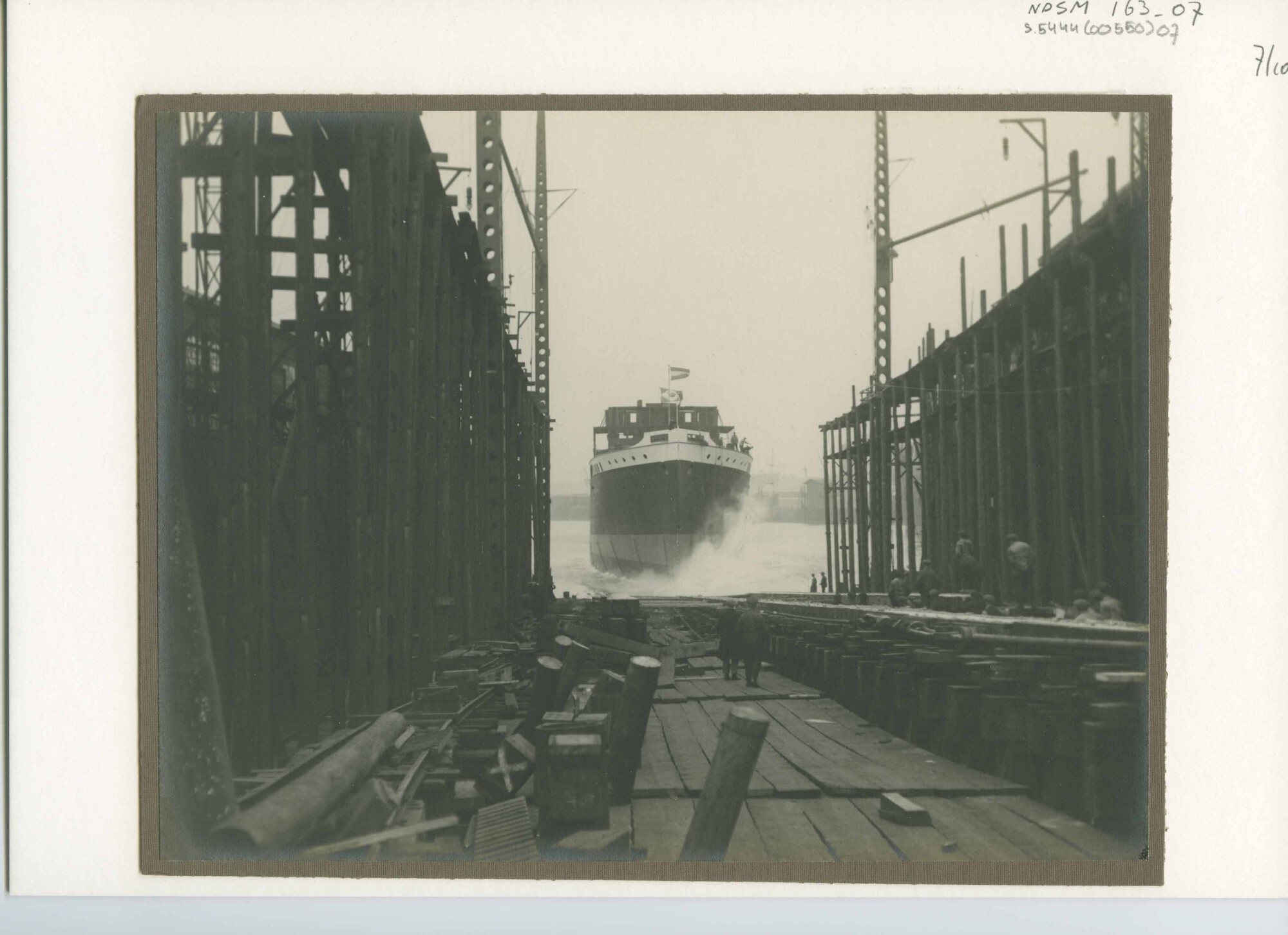 S.5444(0550)07; Foto van de tewaterlating van het vracht-passagiersschip ss. Swartenhondt; foto