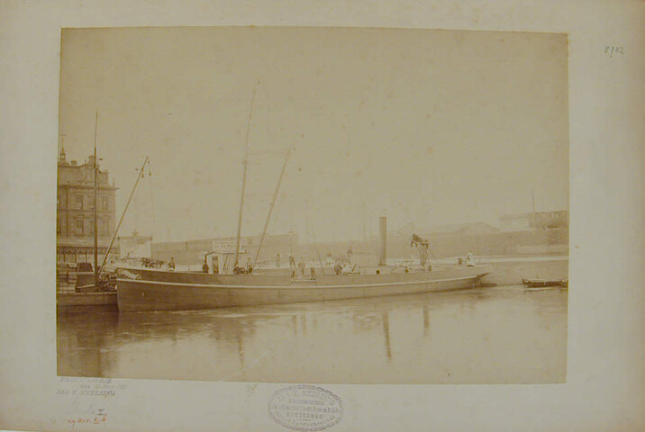 S.1156(06)168; Het ss. 'Almelo I' ligt afgemeerd aan de steiger van de stoombootreederij op Almelo aan de Droogbak in Amsterdam; foto