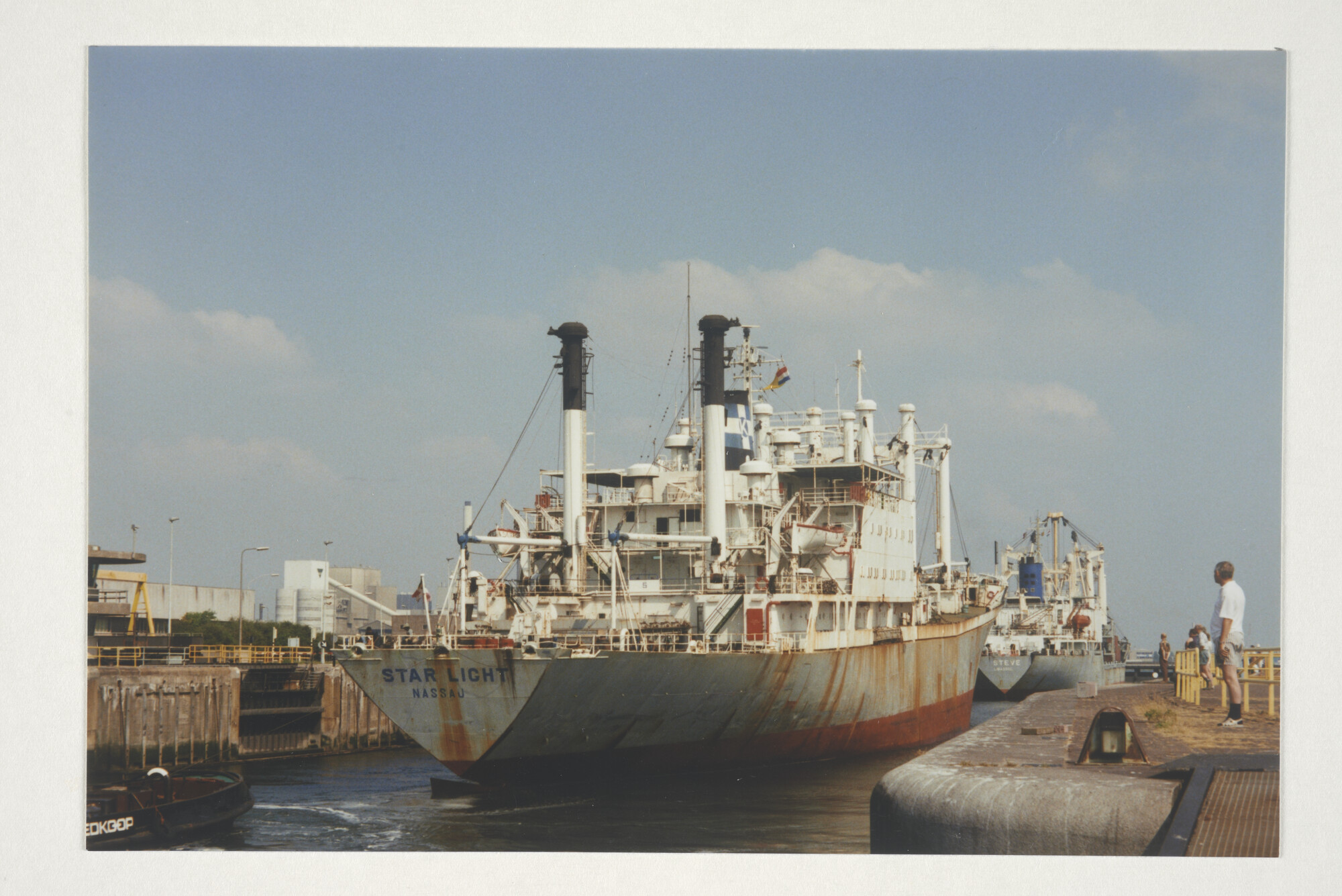 2000.0943; Kleurenfoto van het onder de vlag van de Bahama's varende vrachtschip ms. 'Star Light' gezien bij het binnenlopen van de grote sluis in IJmuiden; foto