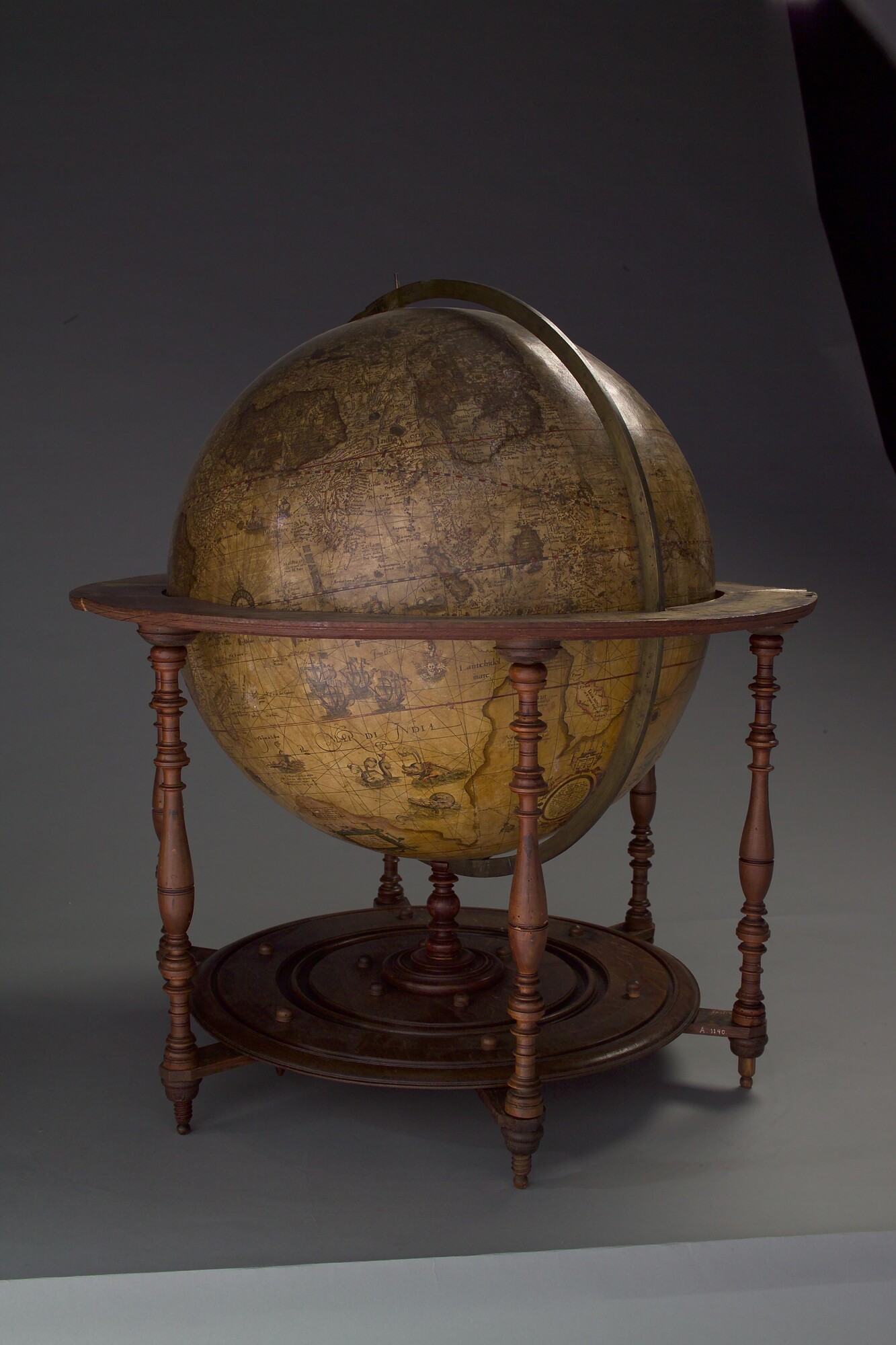 A.1140; Aardglobe van 52,5 cm doorsnede door Jacob Floris van Langren, 1589; globe