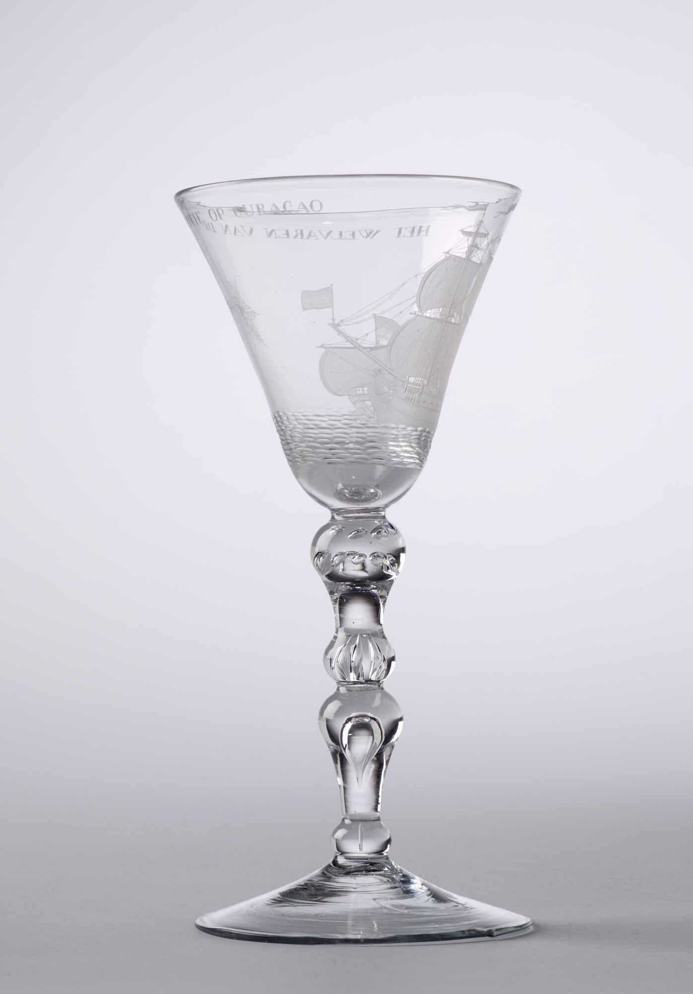 A.5217; Kelkglas met radgravure van een bewapend koopvaardijschip; drinkglas