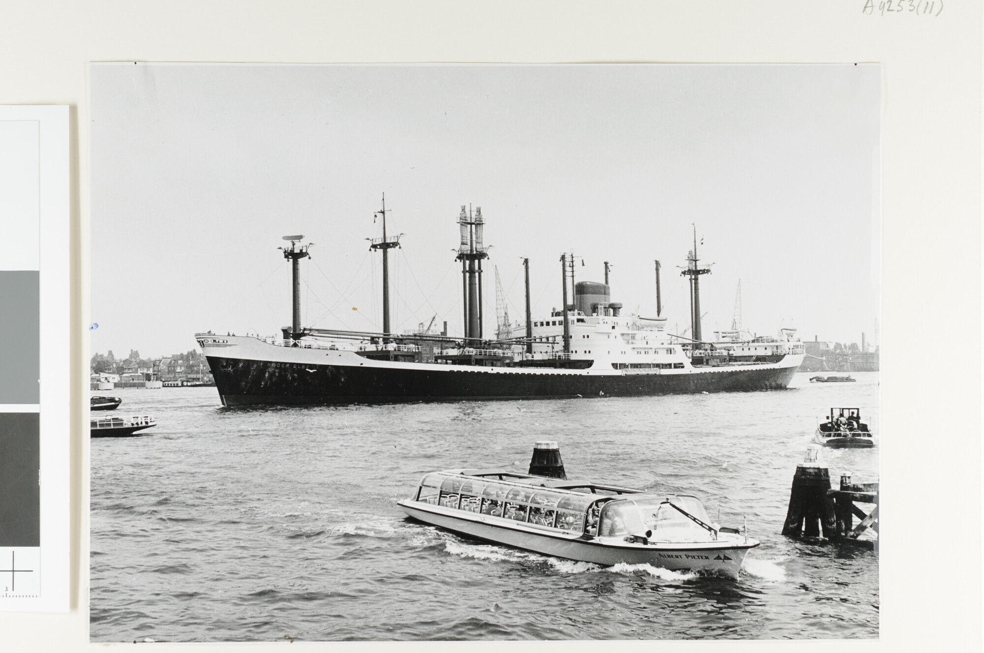 A.4253(11); Het vrachtschip ms. 'Neder Ebro' in de haven van Amsterdam; foto