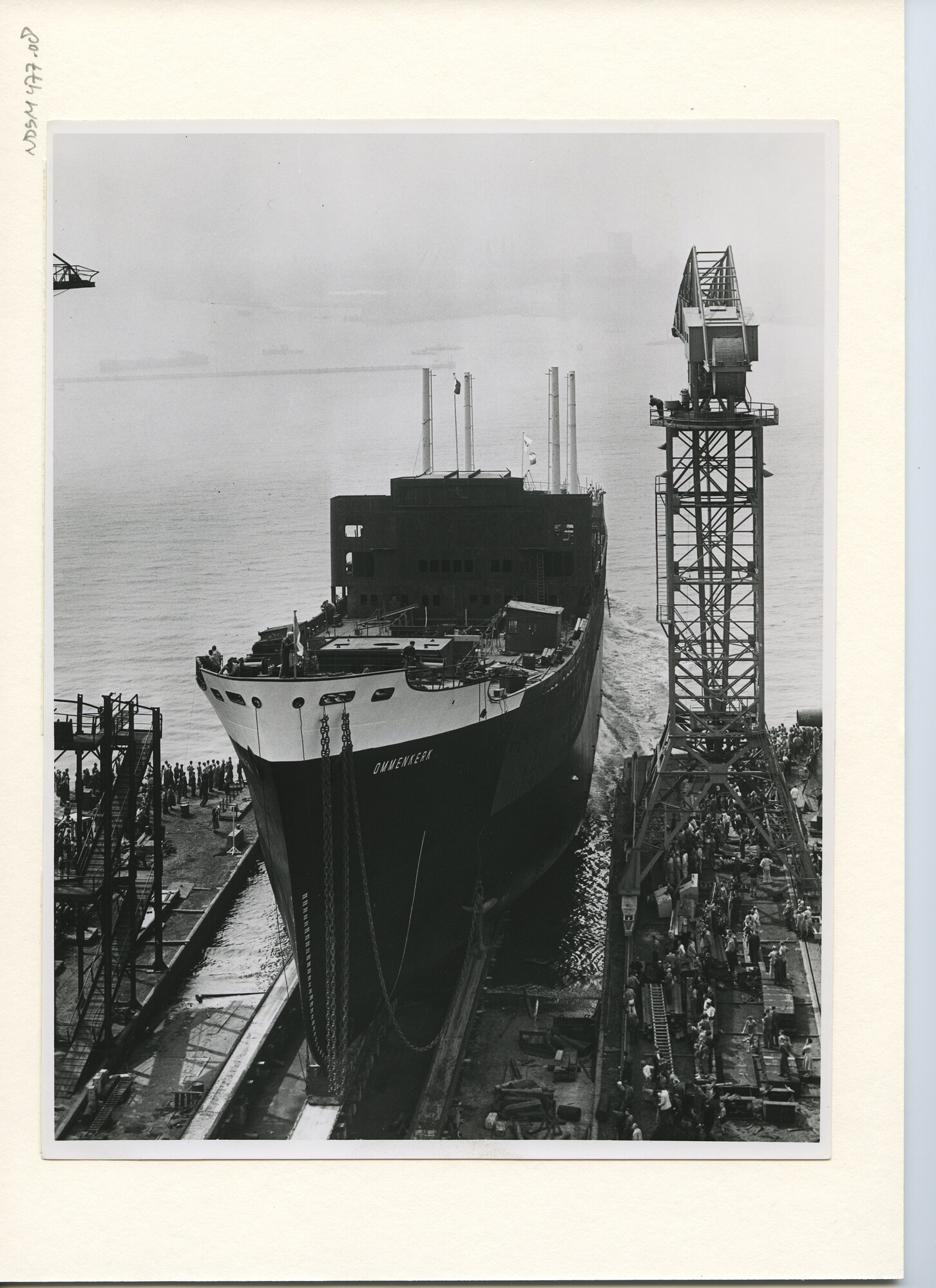 S.5444(2742)3; Foto van de tewaterlating van het vrachtschip ms. Ommenkerk; foto