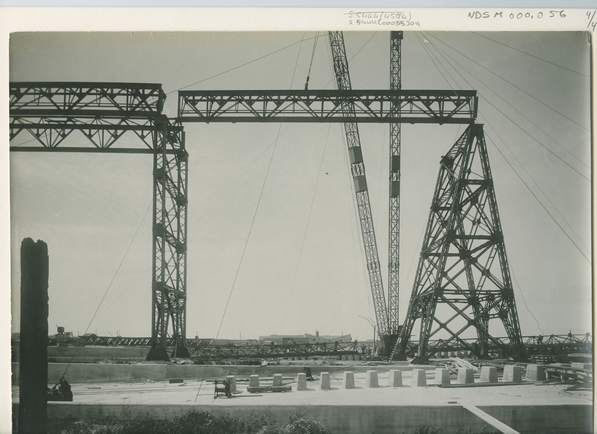 S.5444(00055)04; Foto van de nieuwbouw van de werf van de Nederlandsche Scheepsbouw Maatschappij aan de Cornelis Douwesweg in Amsterdam; foto