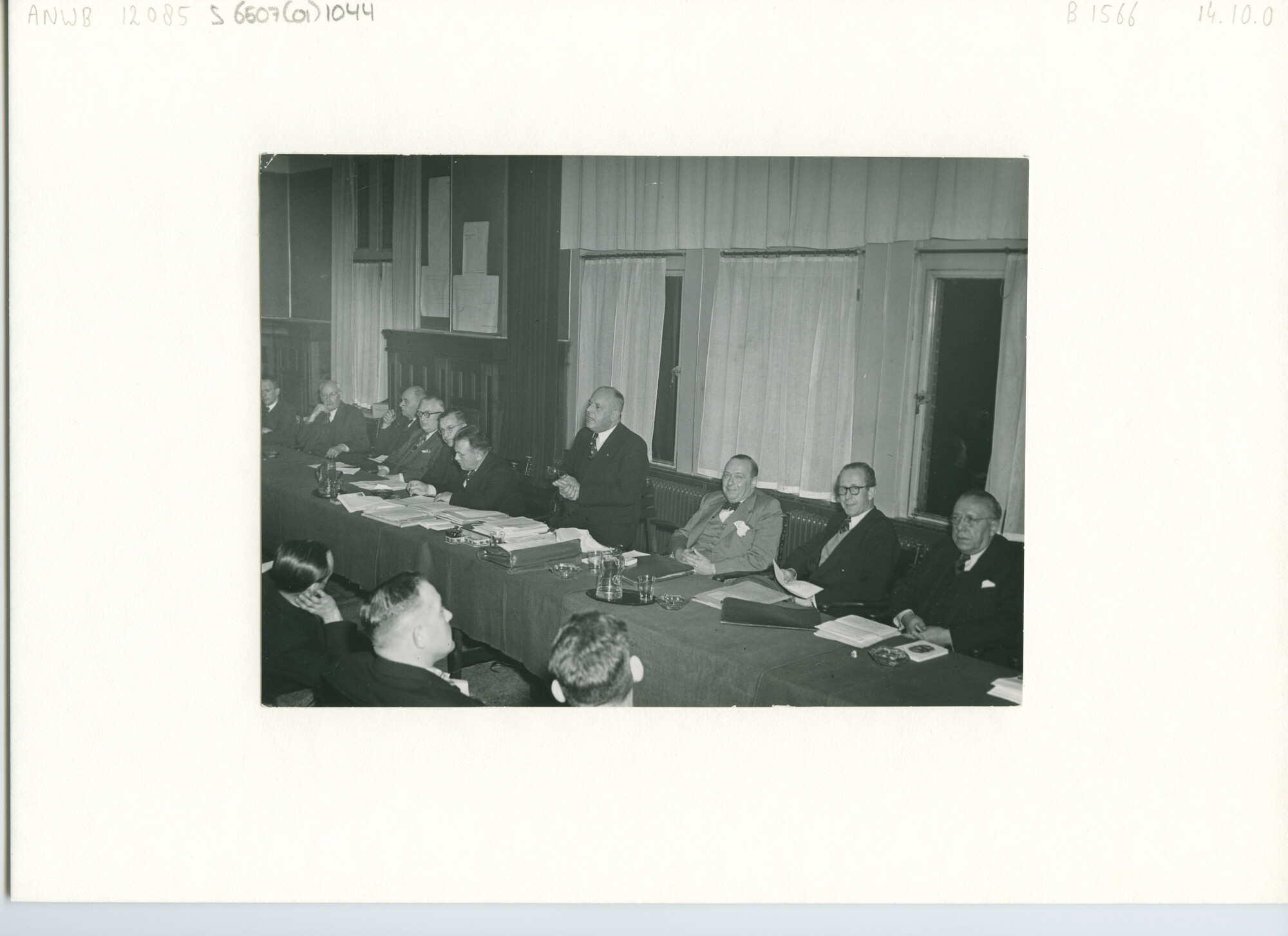 S.6507(01)1044; Voorzitter Crone van het KVNWV (later KNWV) spreekt tijdens de jaarlijkse algemene ledenvergadering in 1952 toe; foto