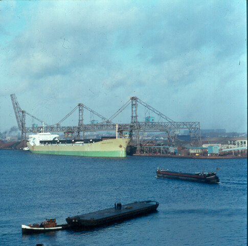 S.9100(3157); Dia van de bulkcarrier ms. 'Ursula Schulte'; diapositief