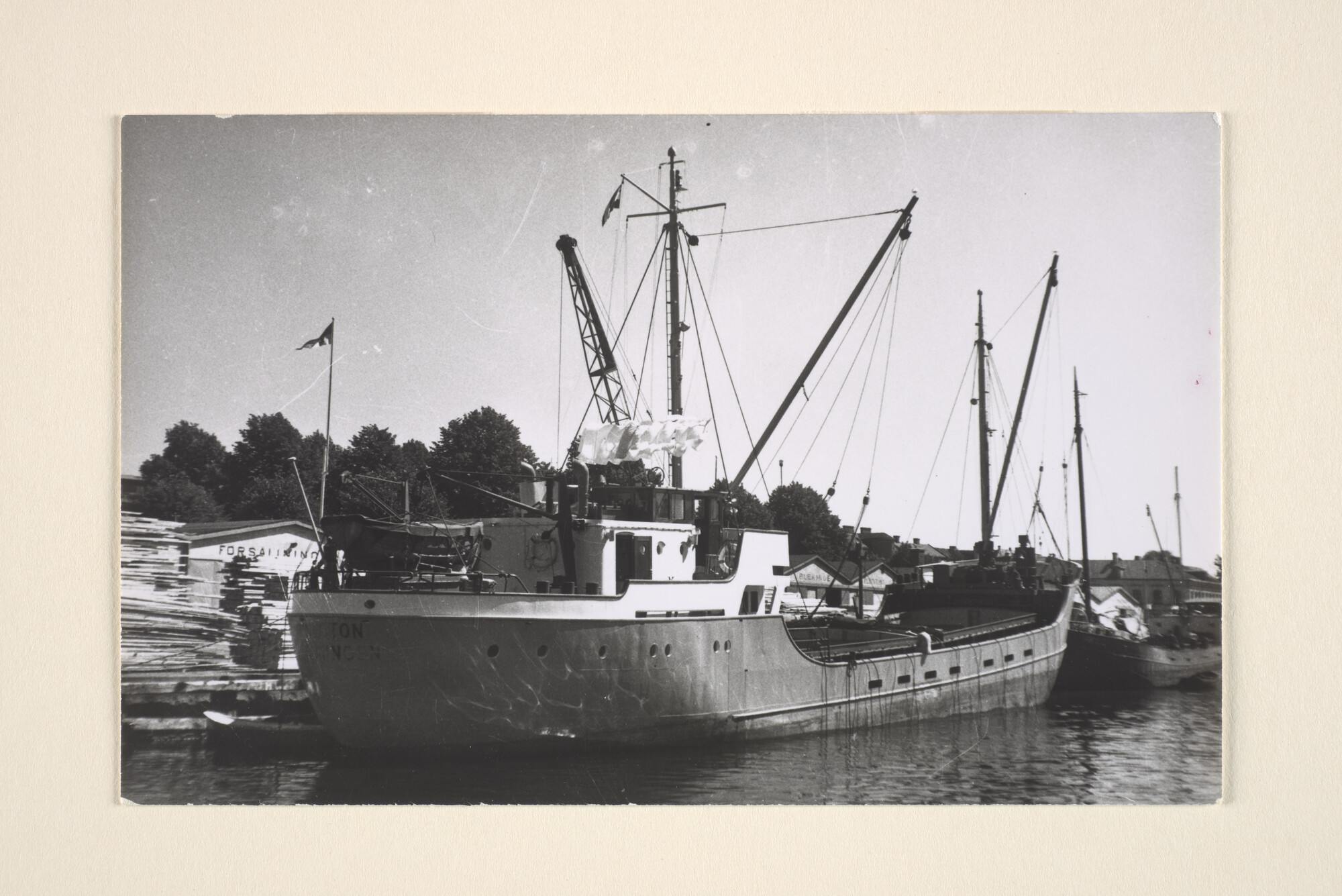 1996.2341; De coaster ms. 'Necton' van J. Hesseling uit Groningen, gebouwd in 1927 bij J. Vos & Zn; foto