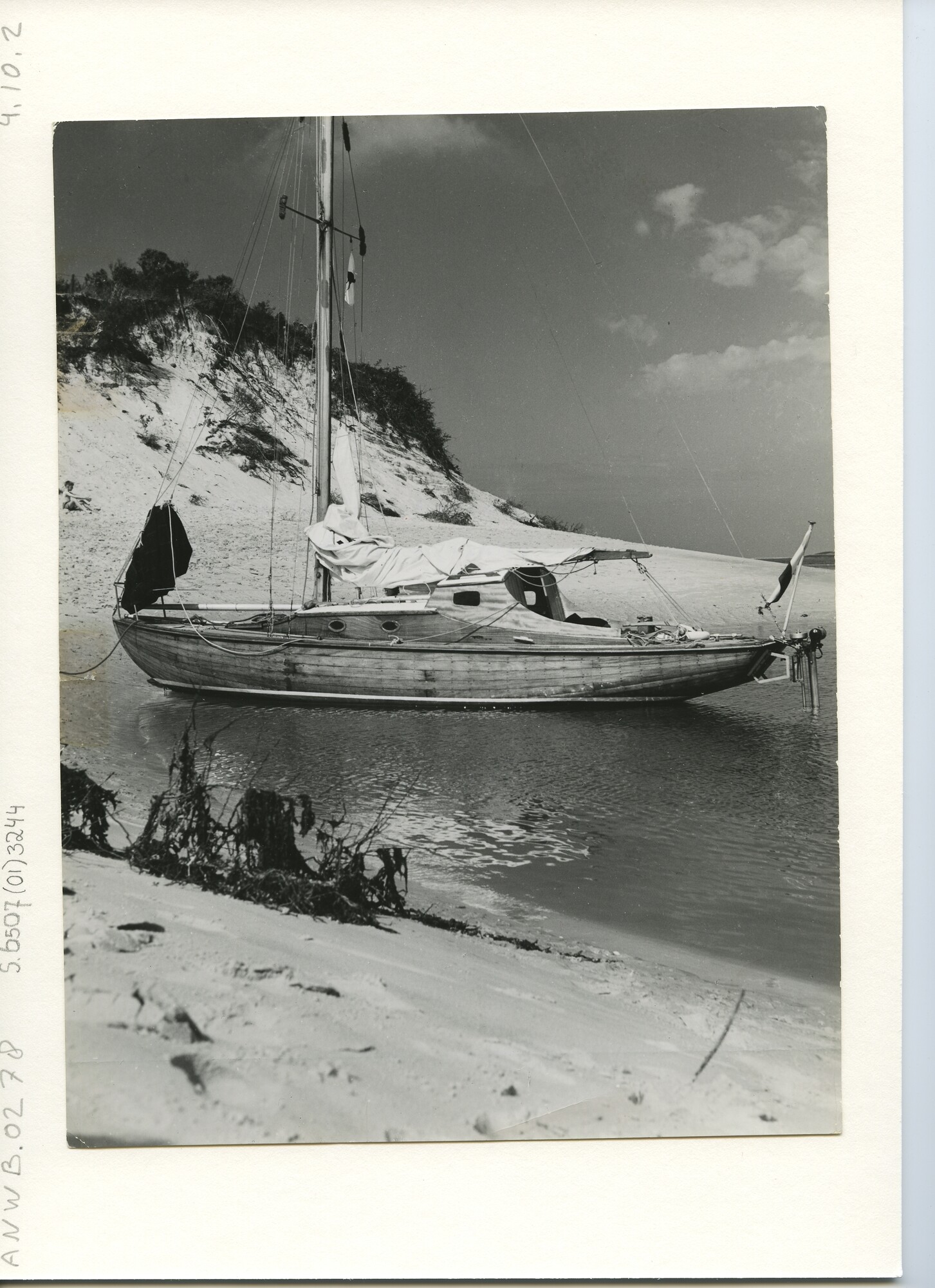 S.6507(01)3244; Het blank houten kajuitzeiljacht met buitenboordmotor Moa met neergehaalde zeilen; foto