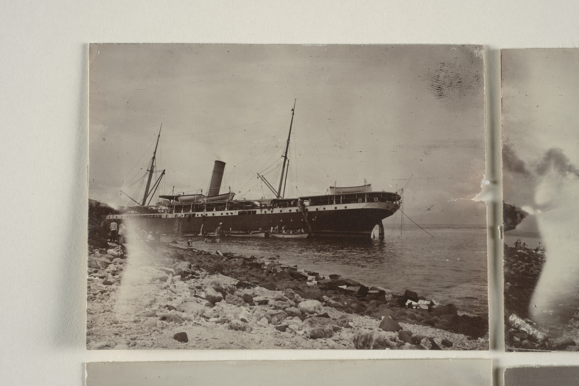 1994.1835; Foto's van de stranding het vracht- en passagiersschip ss. 'Van Imhoff' van de KPM op het eiland Barsoe Banda in 1911; fotoreportage