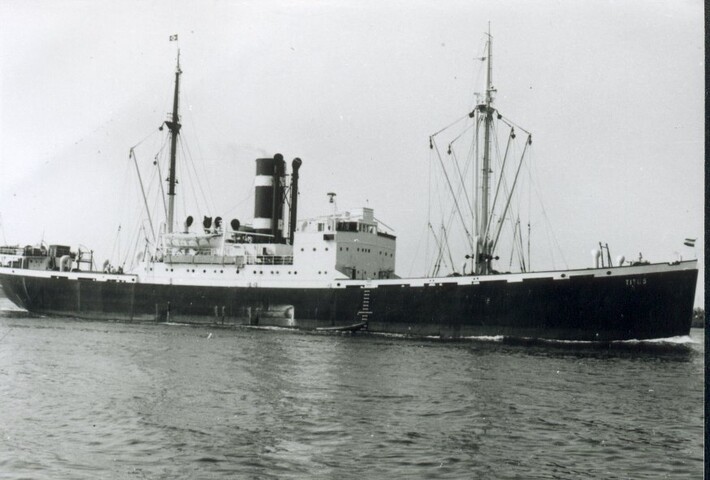 2000.5750; Het vrachtschip ss. Titus van de KNSM; foto