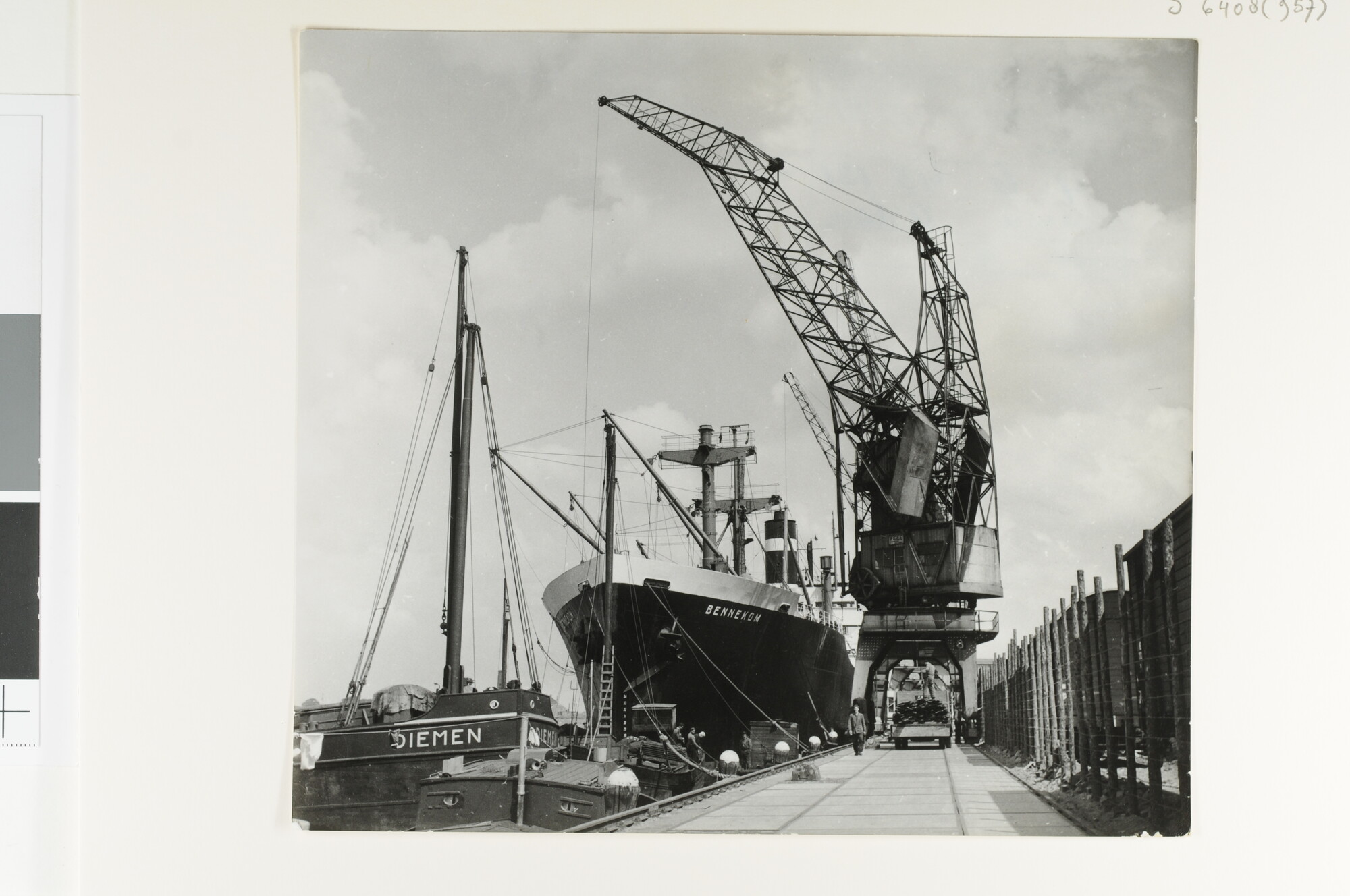 S.6408(0957); Het victory-schip ss. Bennekom (ex- Villar & ex- El Reno Victory) ligt afgemeerd in de haven van Rotterdam (Vooraanzicht); foto