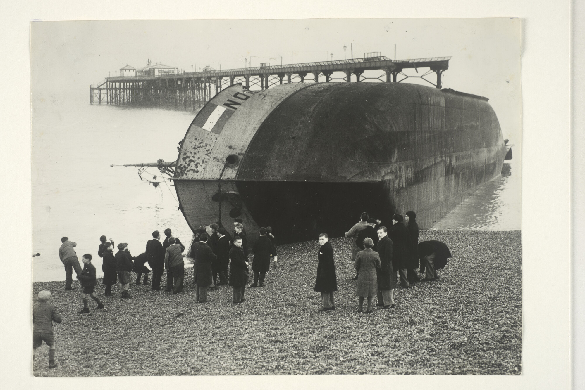 2000.3489; Een gekapseisde en gestrande Nederlandse coaster op een Engels strand; foto