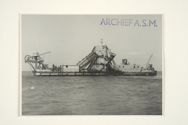 S.5219(12)0237; De emmerbaggermolen 'Westgeul' gebouwd op de dwarshelling van de ASM, in vol bedrijf op ruim water; foto