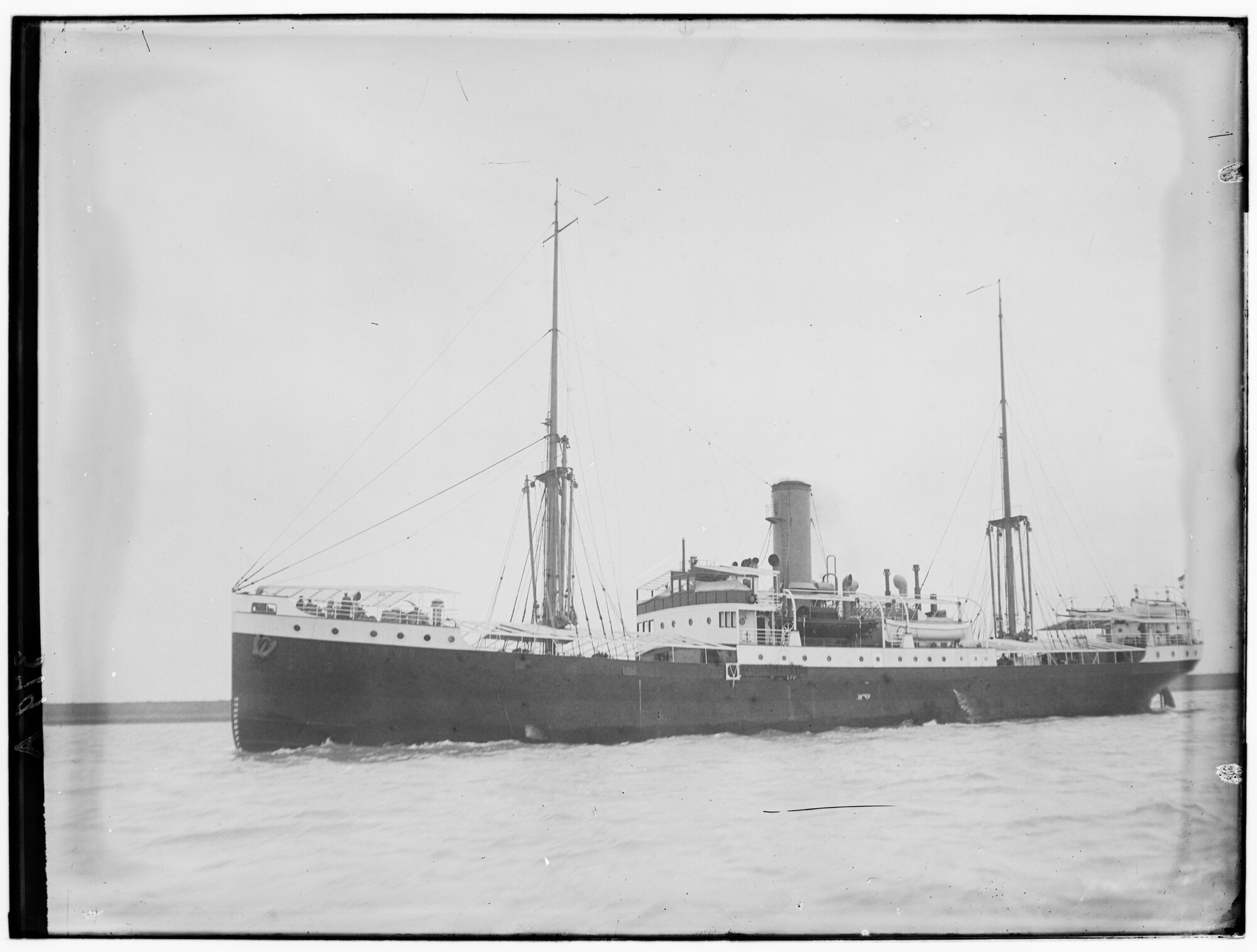 2018.1627; Glasnegatief van het vrachtschip Sinabang (Nederlands, 1927); glasnegatief