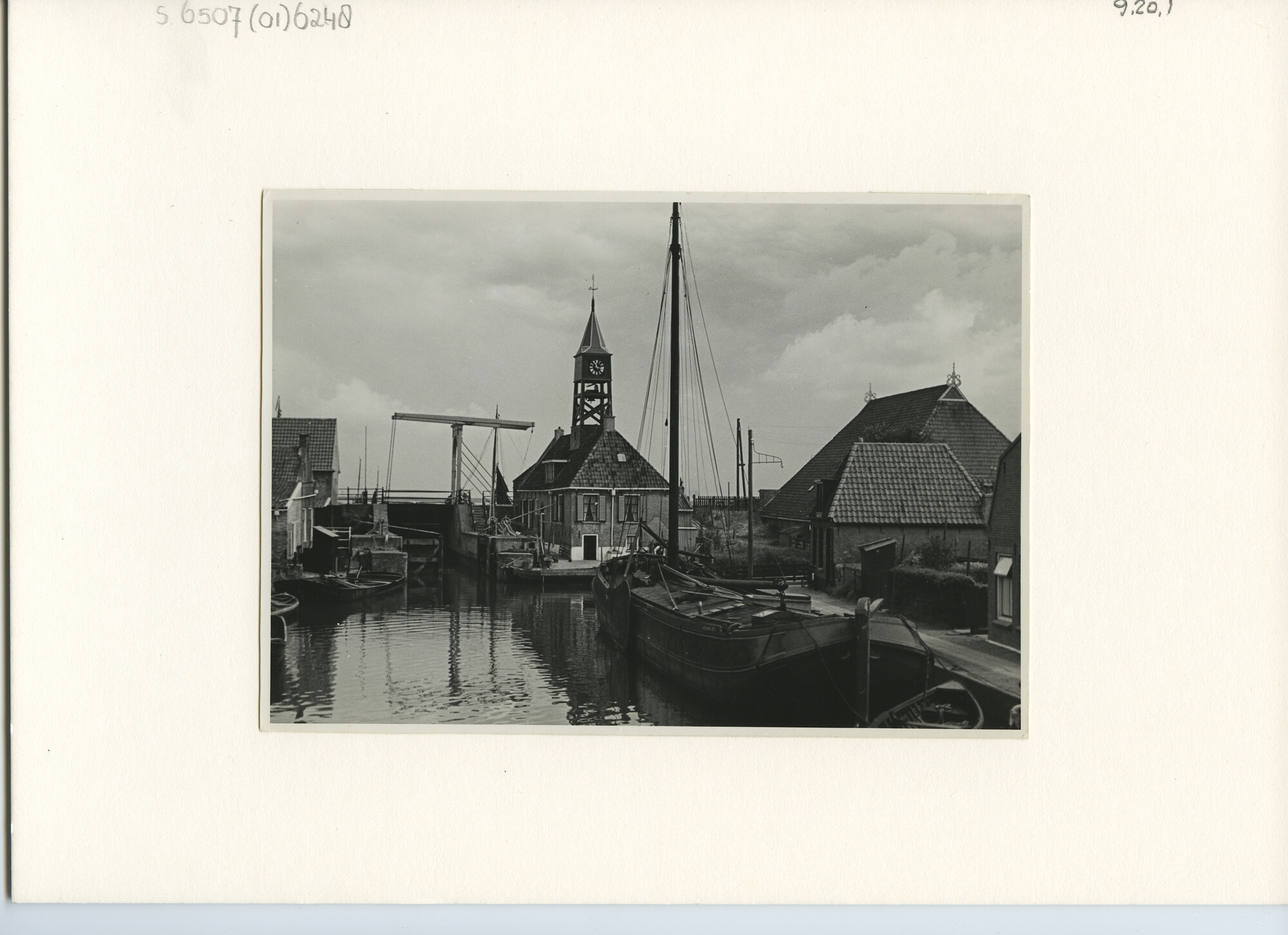 S.6507(01)6248; Foto van sluis bij Hindeloopen; foto