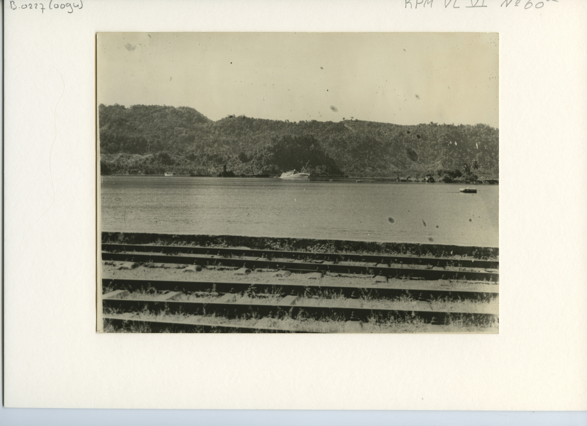 B.0227(0094); Foto van het gezonken wrak van het passagiersschip ss. Both; foto