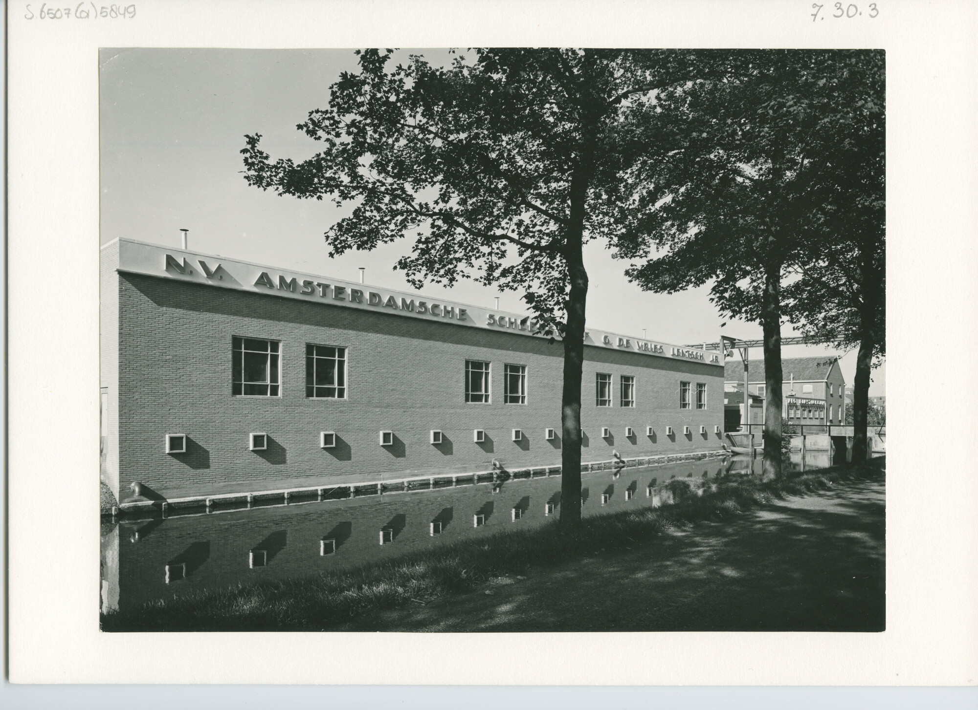 S.6507(01)5849; Foto van de loods van de polyester afdeling van de Amsterdamse scheepswerf te Vianen; foto