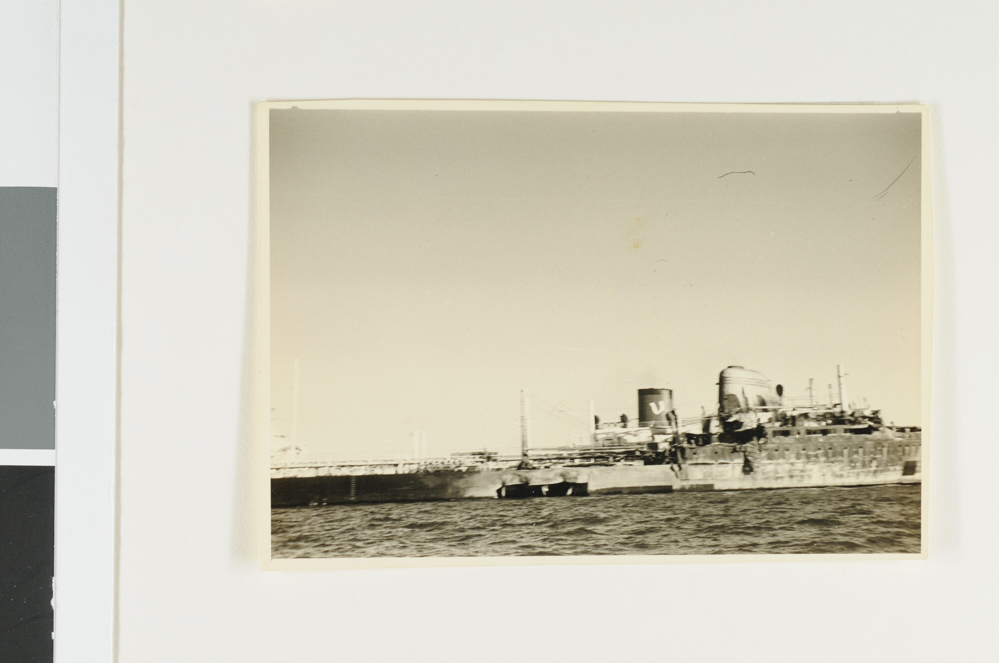 S.6444(67)2; Drie overzichtsfoto's van de tanker Argea Prima met te hulp gesnelde schepen na de aanvaring met het vrachtschip Tabian van de SMN; fotoreportage