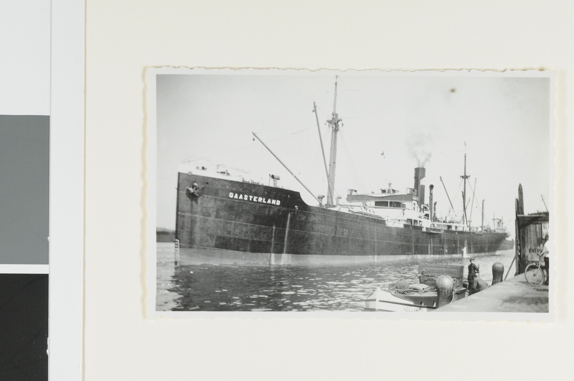 S.4380(04)454; Het vrachtschip ss. Gaasterland (ex- Castel Felisch) van de Koninklijke Hollandsche Lloyd in een haven; foto