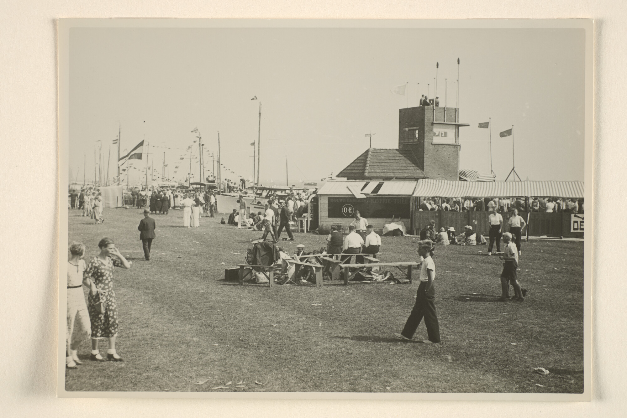 1996.3038; Levendige belangstelling bij de Sneekweek in 1935; foto
