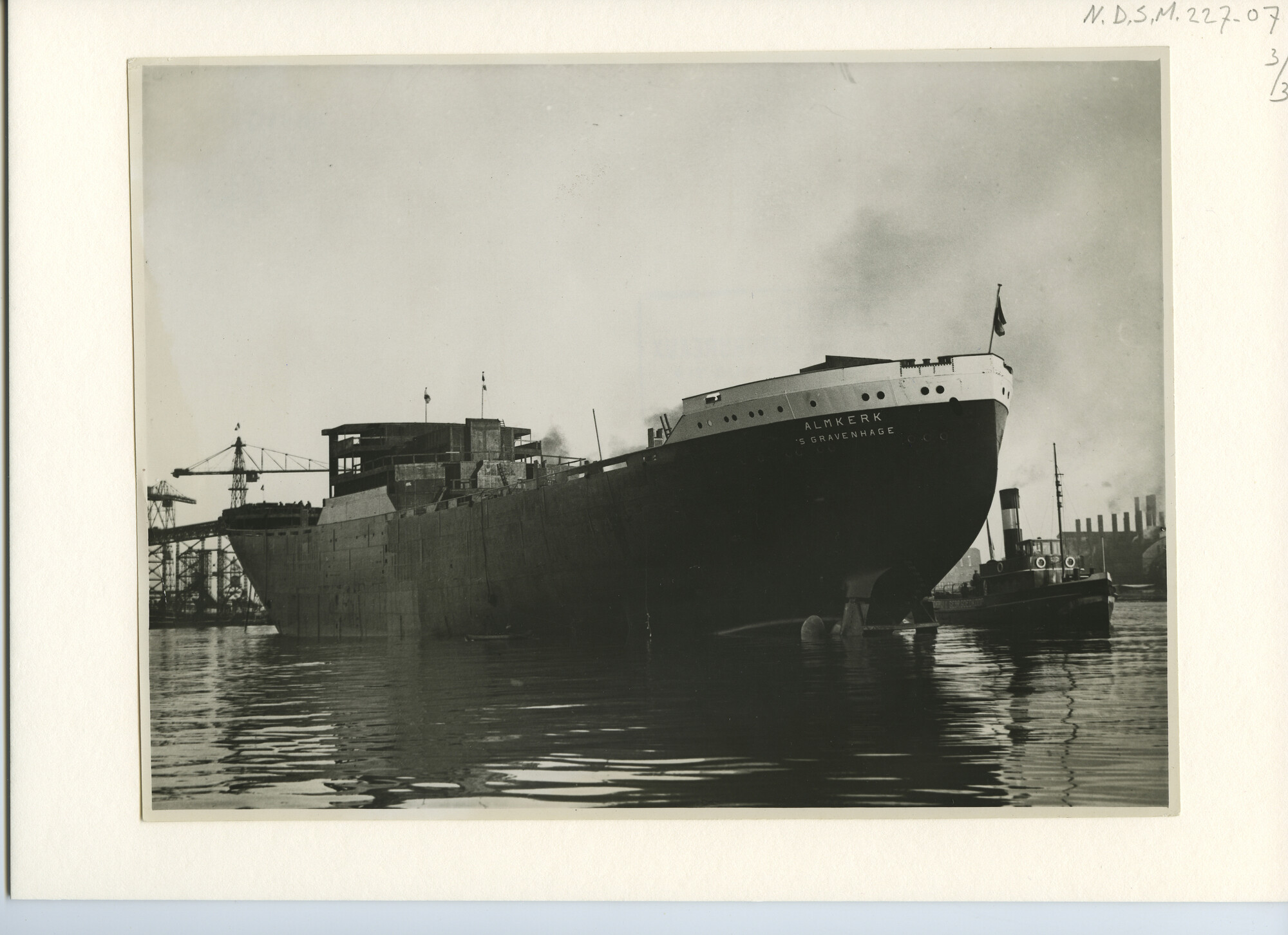 S.5444(1063)10; Foto van de tewaterlating van het vrachtschip ms. Almkerk; foto