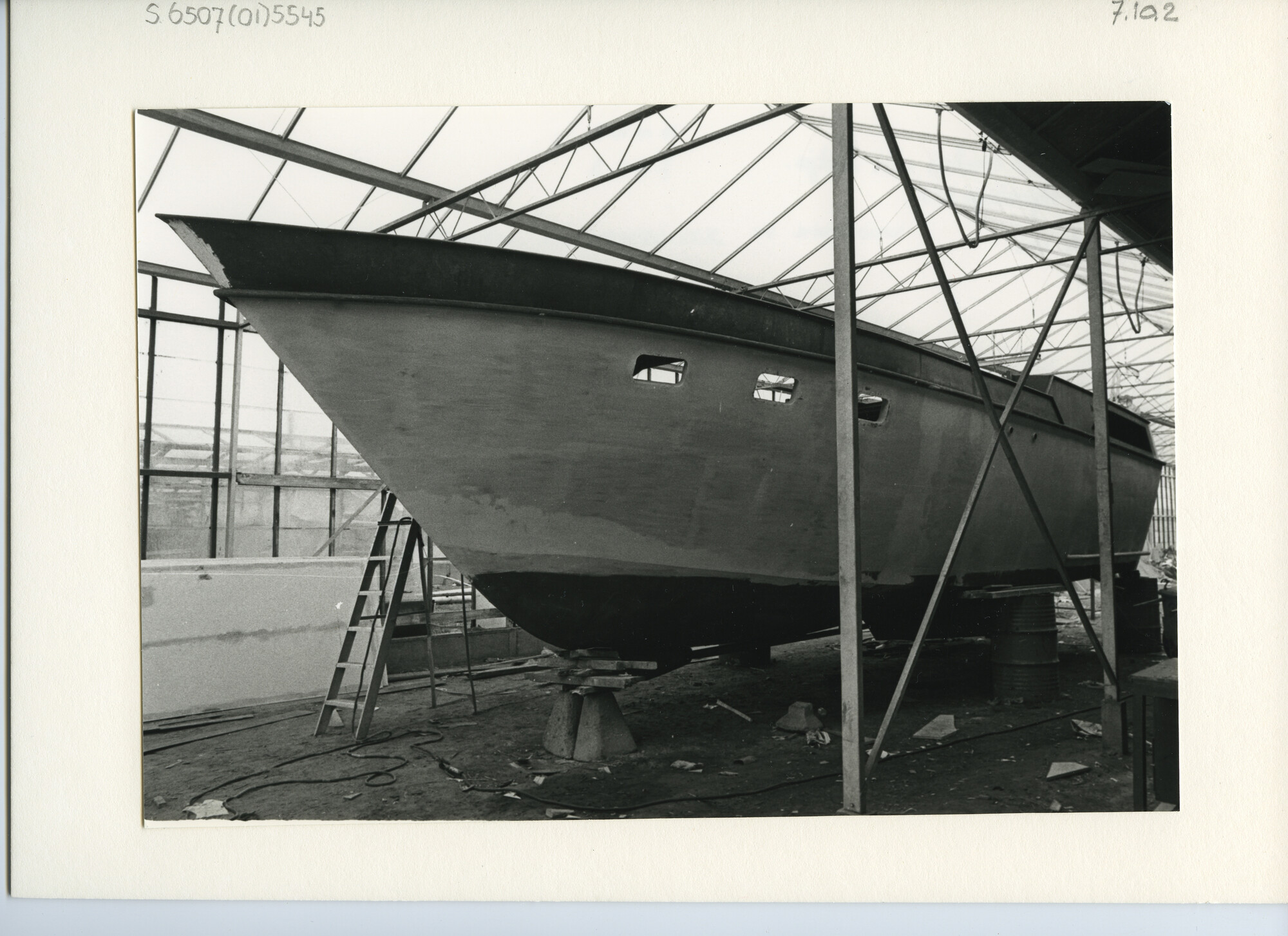 S.6507(01)5545; Foto van stalen motorkruiser in aanbouw; foto