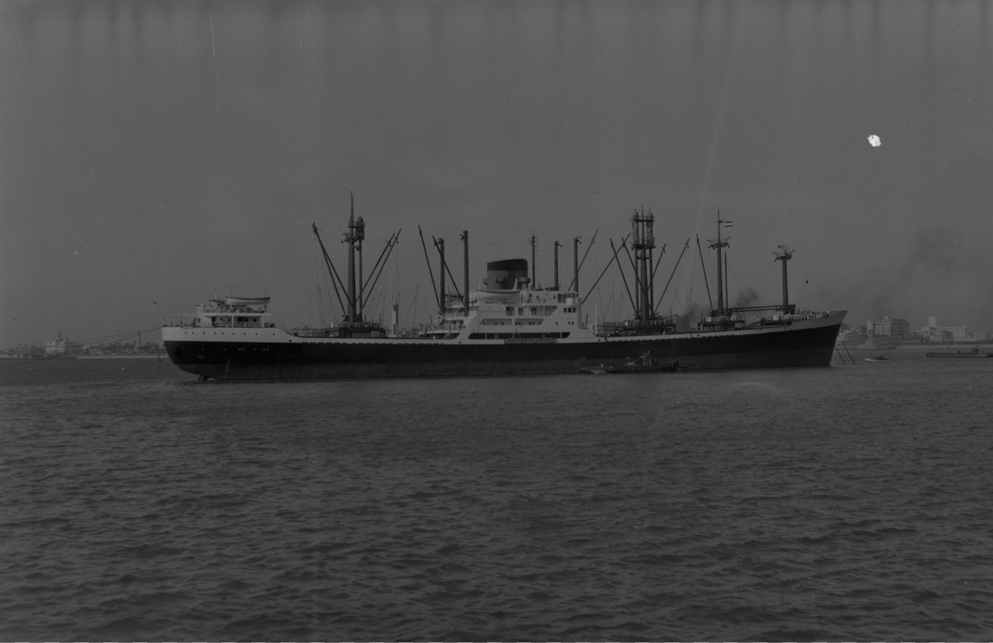 2015.1577; Negatief van ms. Neder Elbe voor de haven van Port Said; negatief