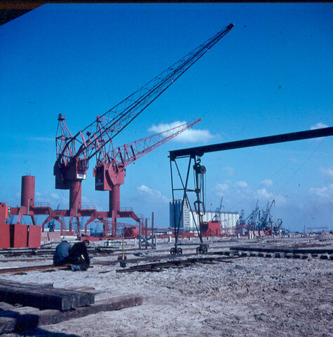 S.9100(0678); De bouw van het Amsterdams Havenbedrijf (AHB) aan de Vlothaven; diapositief