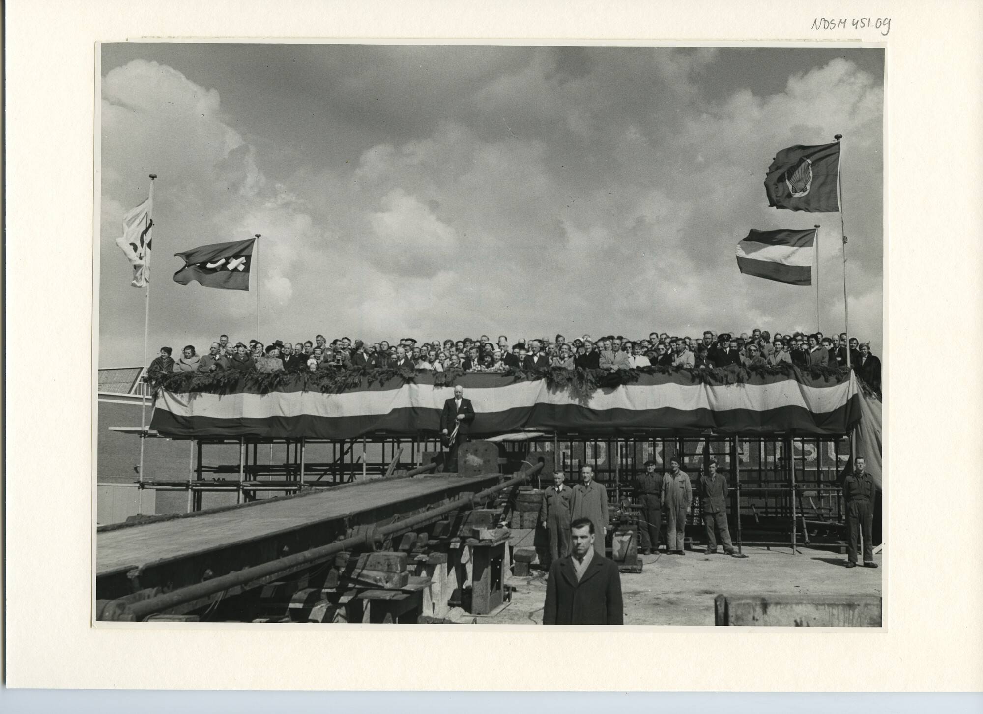 S.5444(2346)5; Foto van de tewaterlating van de tanker ss. Kermia bij de NDSM; foto