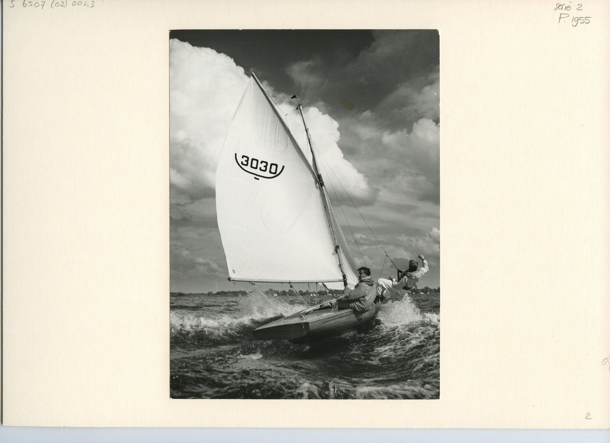 S.6507(02)0043.03; Zwart-wit foto van flinke wind tijdens een wedstrijd van Het Witte Huis op de Loosdrechtse plassen; foto