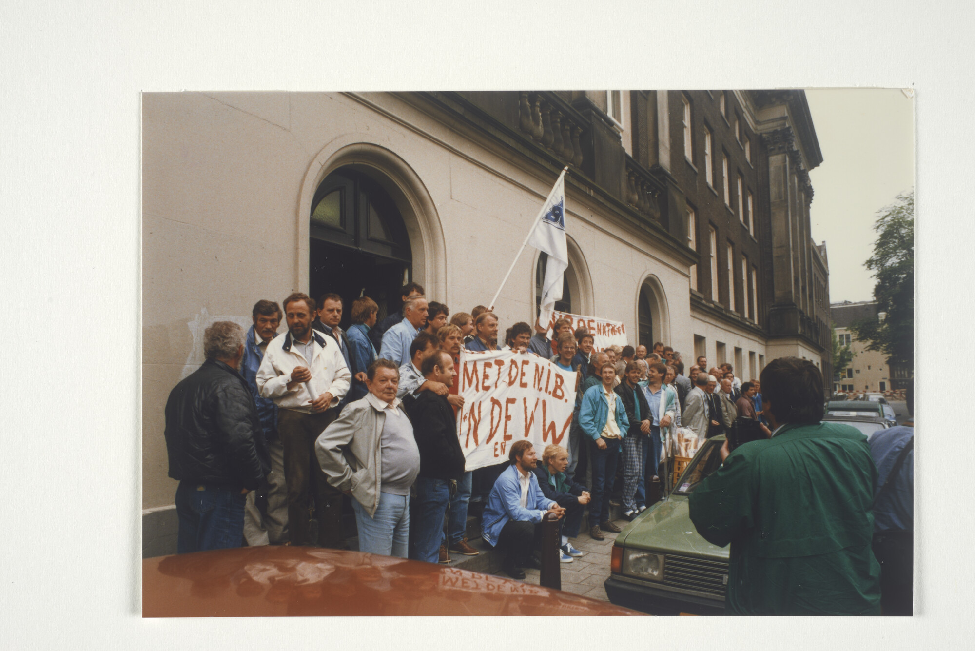 2001.1687; Protest bij het Havengebouw in Amterdam door het personeel van Goedkoop [...]; fotoreportage