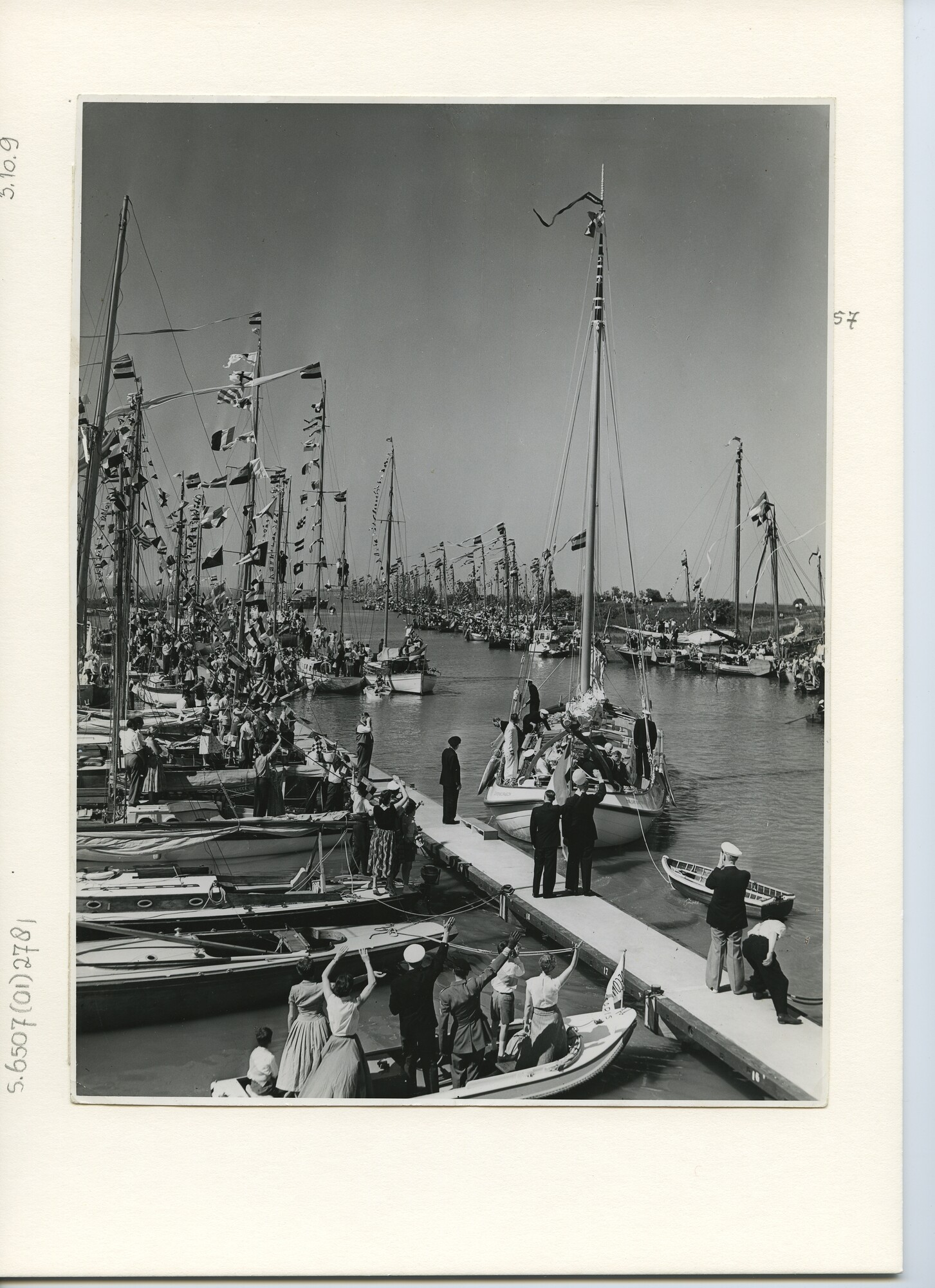 S.6507(01)2781; Foto van de overdracht van Lemsteraak De Groene Draeck aan prinses Beatrix; foto