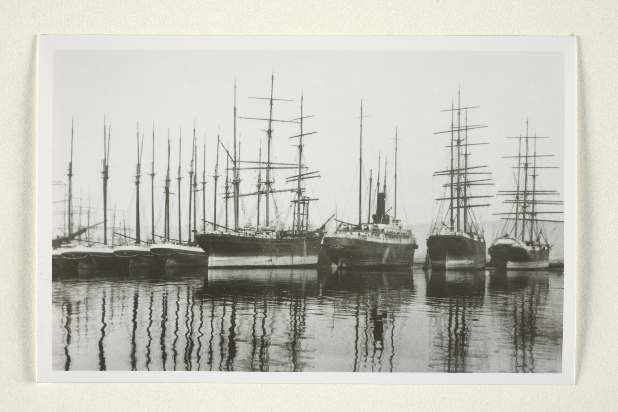 1997.1154; Opgelegde (zeil)schepen in de haven van San Francisco, omstreeks 1914; foto