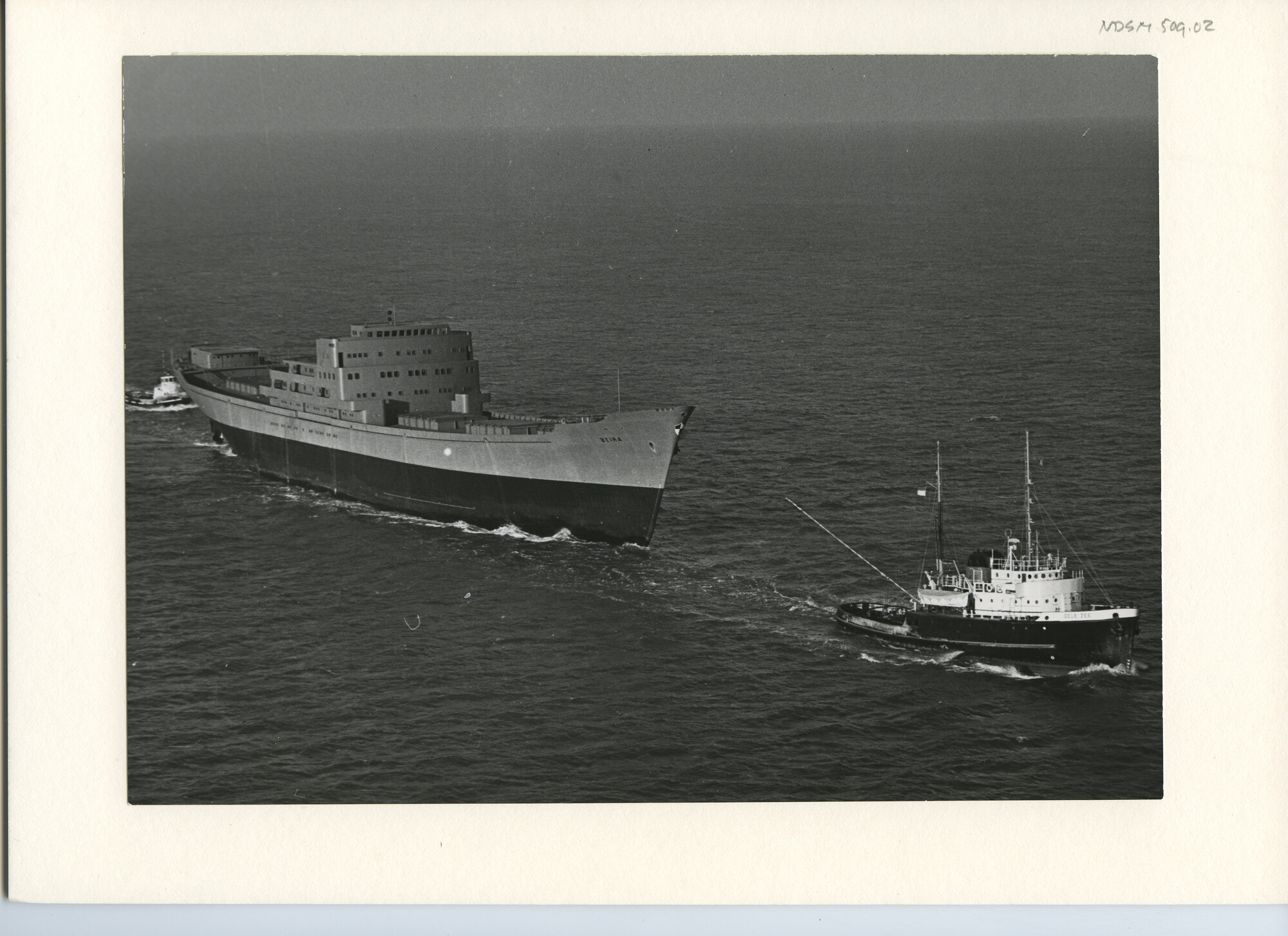 S.5444(2929)2; Luchtfoto van het casco van het vrachtschip ms. Beira; foto