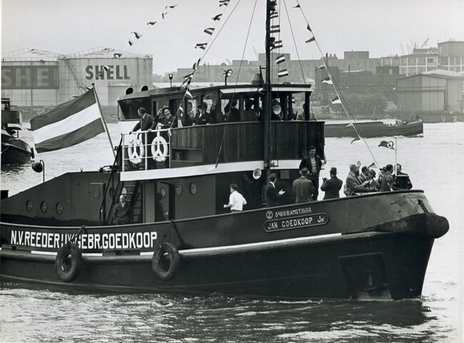 2001.1753; Foto's van de in gebruikneming van het hoofdkantoor van Reederij v/h Gebroeders Goedkoop aan de Westerdoksdijk 40 te Amsterdam in april 1962 [...]; fotoreportage