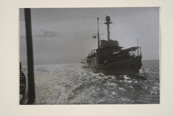 1994.6302; De mijnenvegers Hr.Ms. Jan van Amstel en Pieter de Bitter op zee; fotoreportage