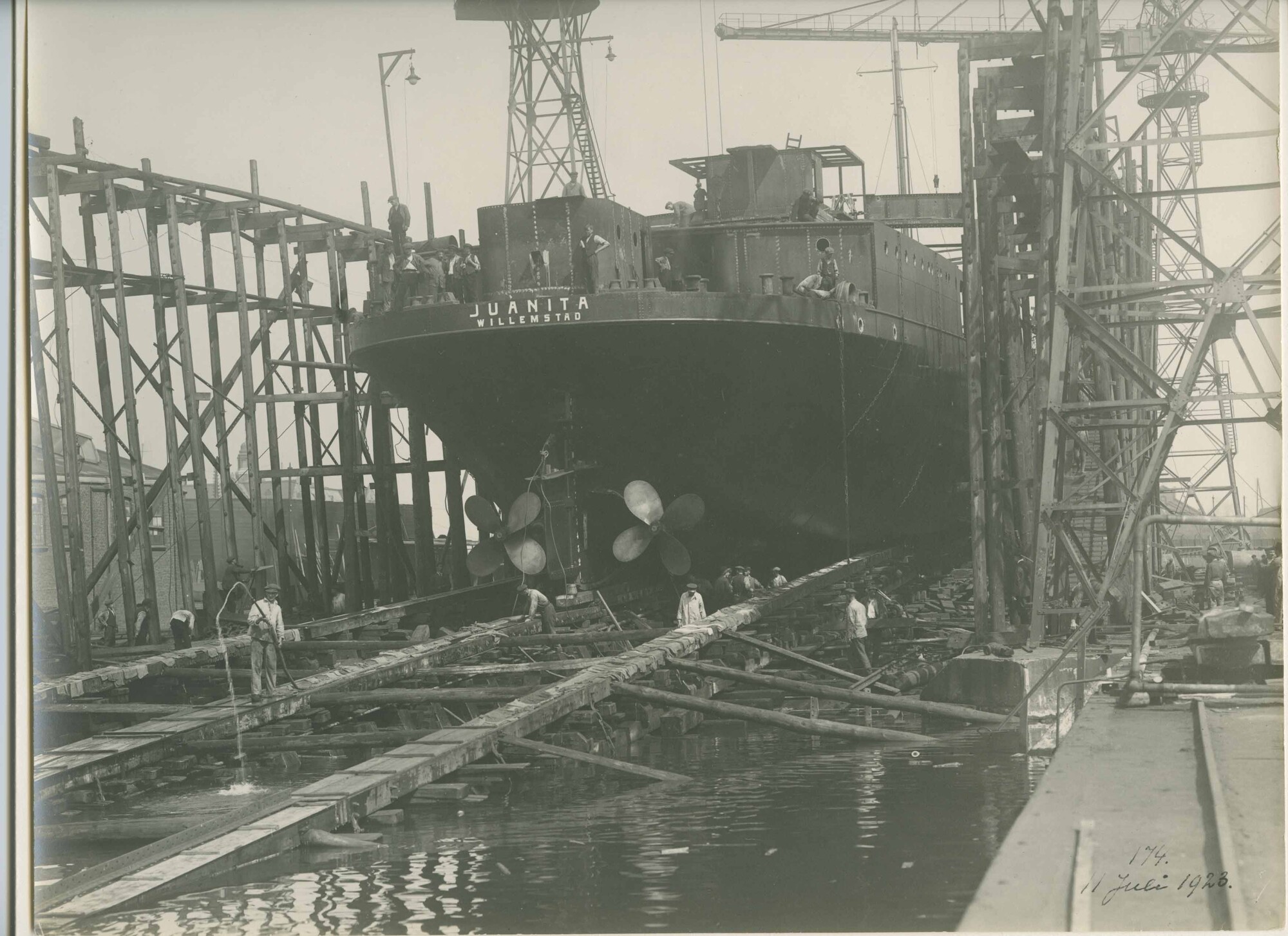 S.5444(0594)1; Foto van de tewaterlating van tanker ss. Juanita van de Curaçaosche Scheepvaart Maatschappij; foto