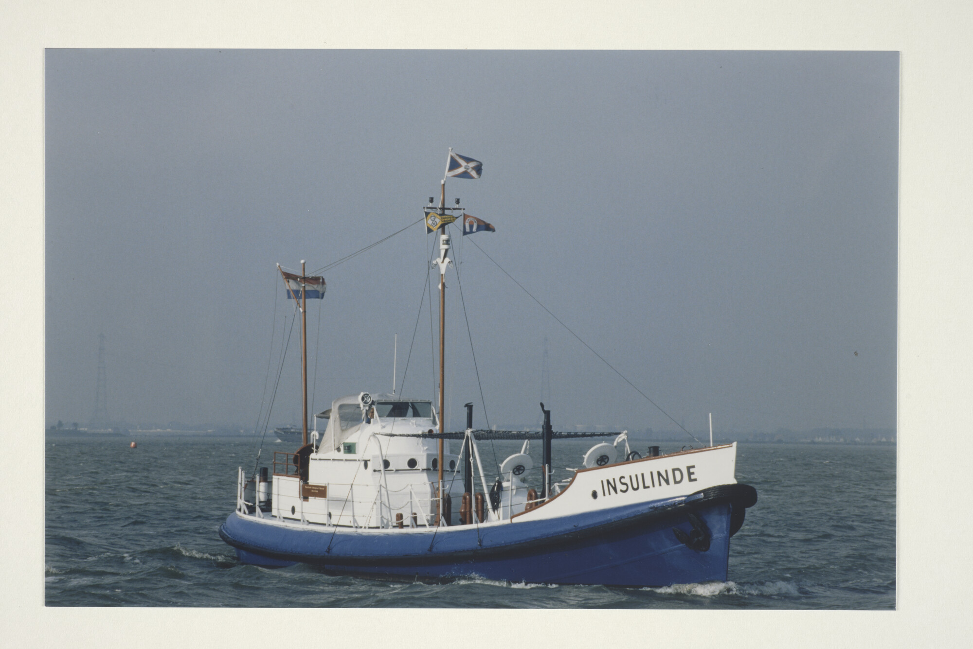 1999.3030; Kleurenfoto van de zelfrichtende motorreddingsboot 'Insulinde' van het Nederlands Scheepvaartmuseum gezien op het IJsselmeer [...]; foto