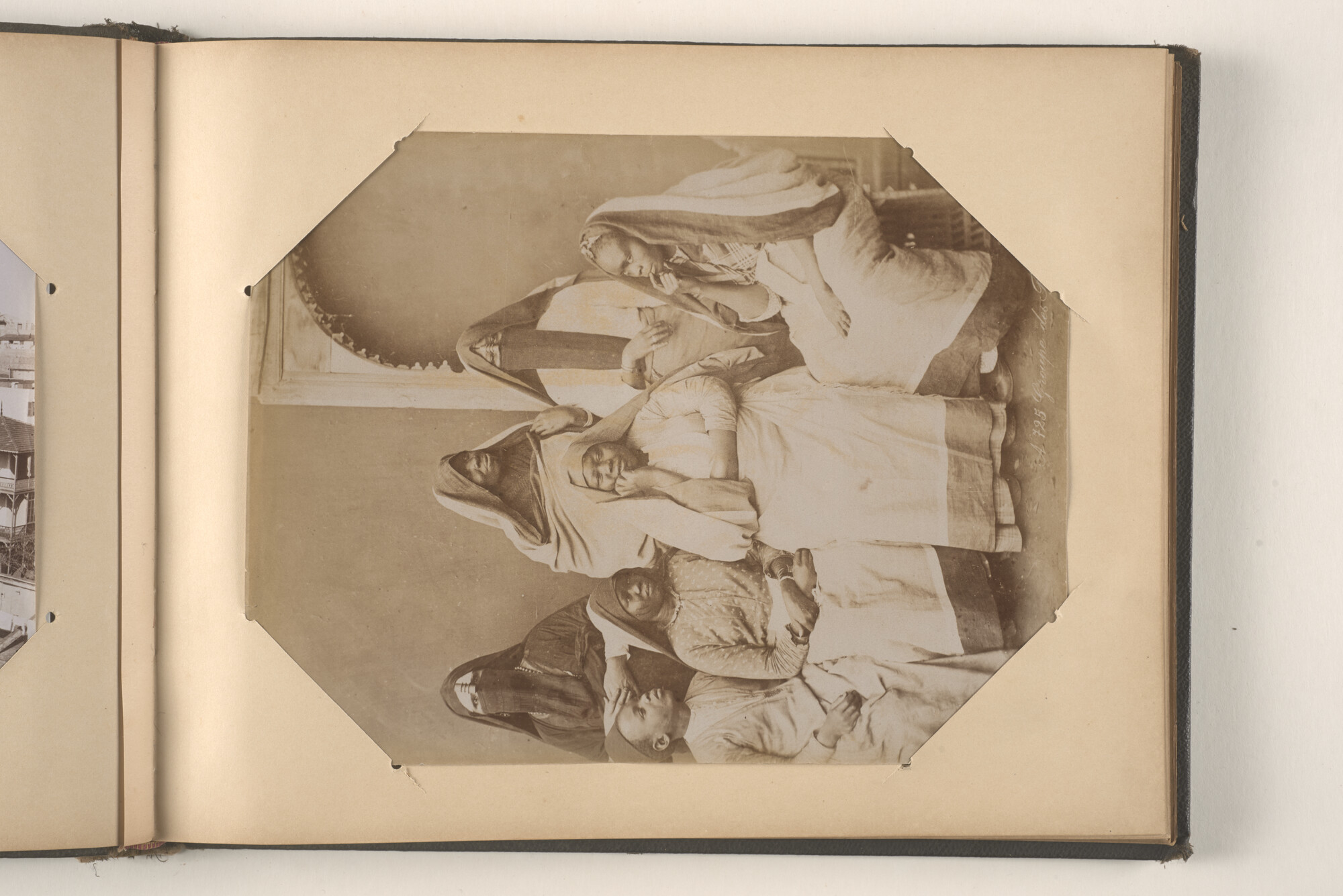 2015.0862; Fotoalbum met souvenirfoto’s verzameld tijdens de reizen van James Reginald Filz, 18 oktober 1901 t/m september 1904; fotoalbum