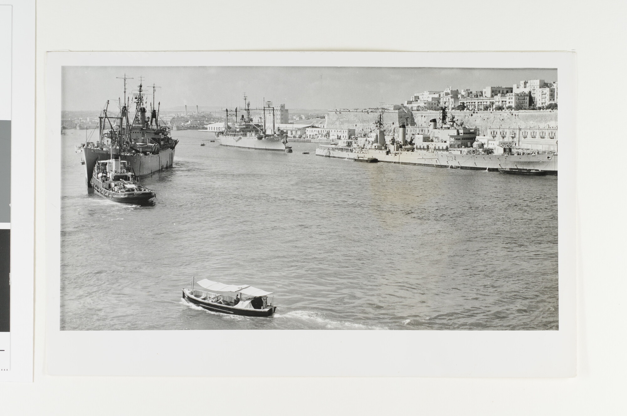 A.4426(71); De Britse kruiser HMS 'Lion' (C 34) ligt afgemeerd in de haven van La Valetta (Malta); foto