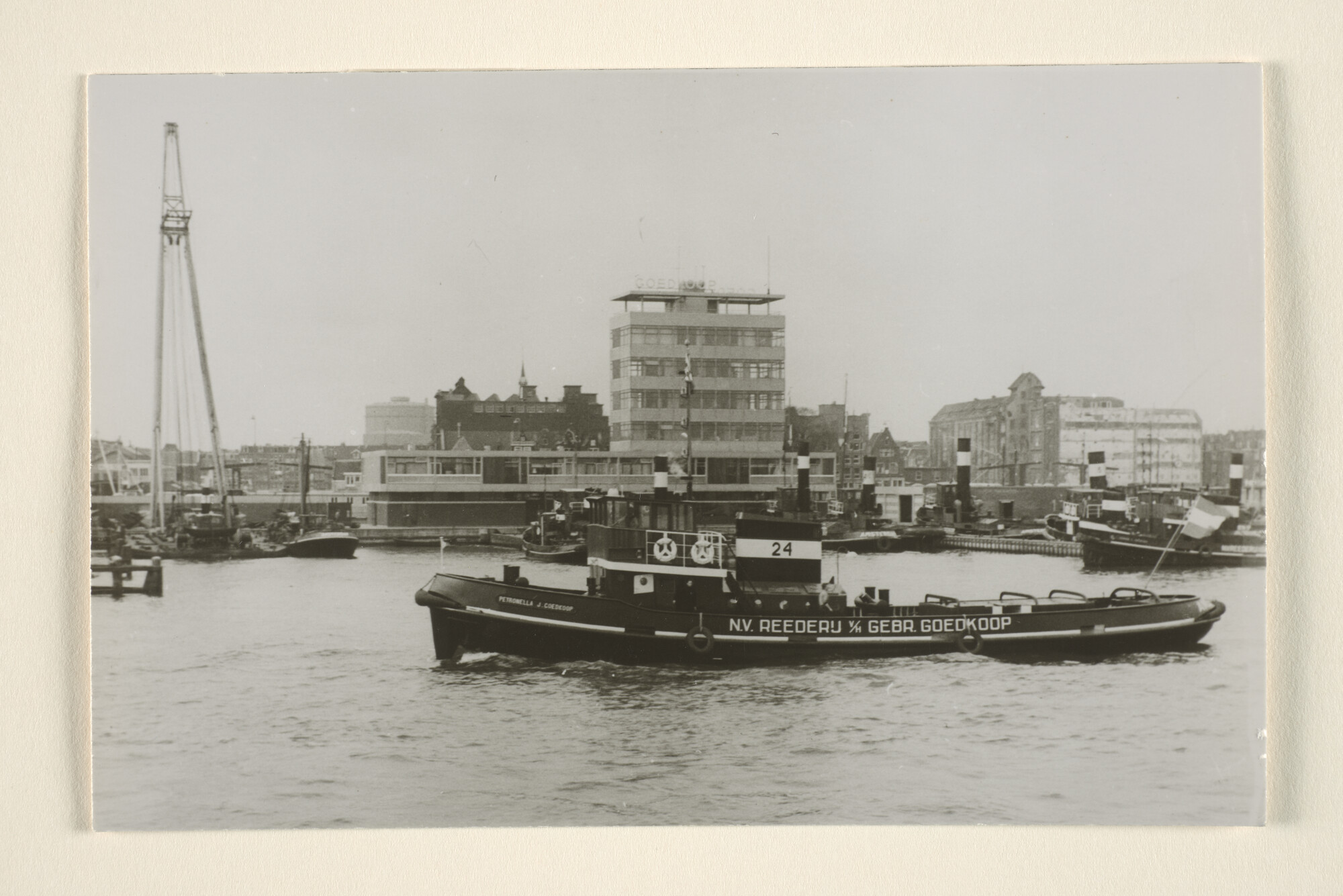 1996.3477; De sleepboot 'Petronella J. Goedkoop' (24) van de Reederij v/h Gebr. Goedkoop varende op het IJ in Amsterdam; foto