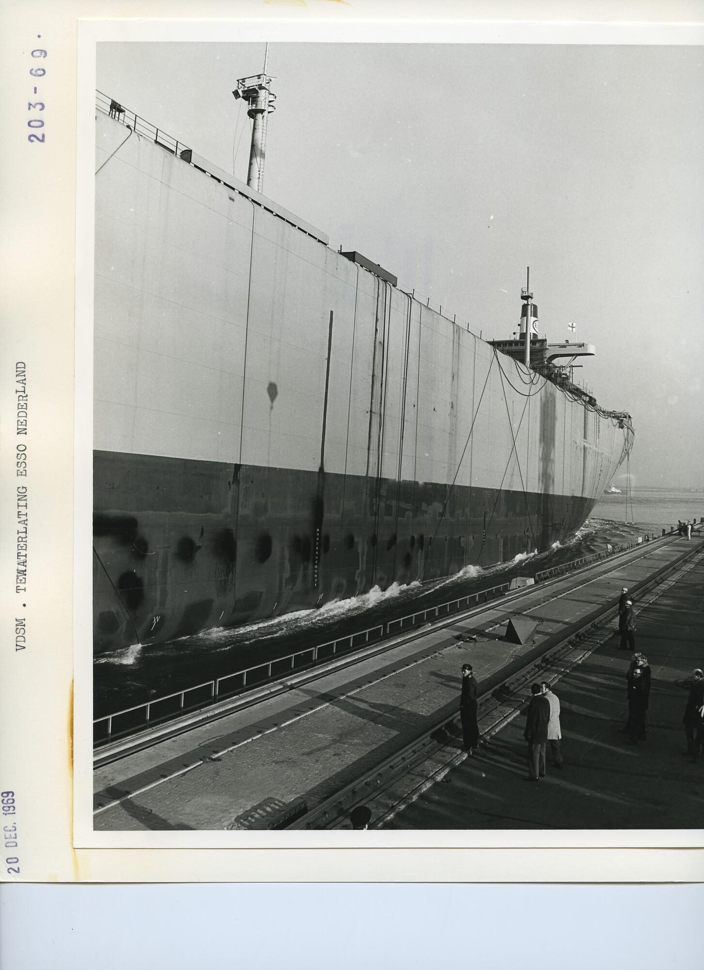 S.5444(5082)07; Foto van de tewaterlating van de mammoettanker Esso Nederland bij de VDSM; foto