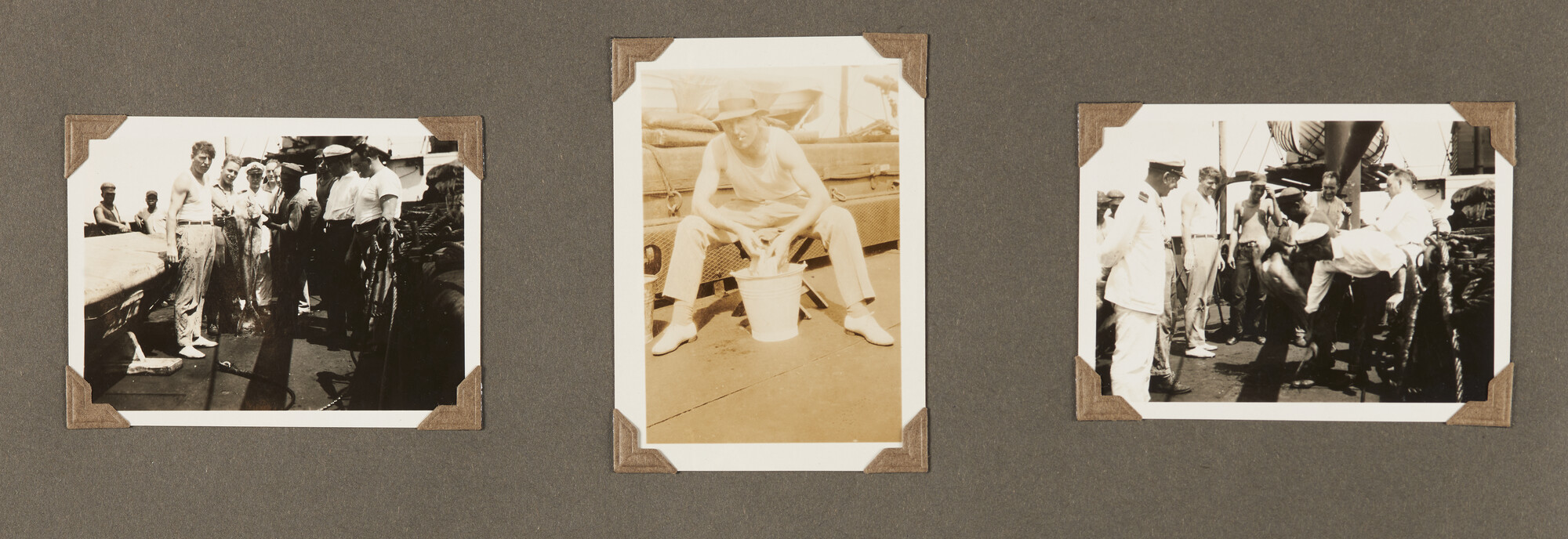 S.5548(091); Persoonlijk album van J.D. van Schooten met foto's aan boord van het ss. Tjikini; fotoalbum