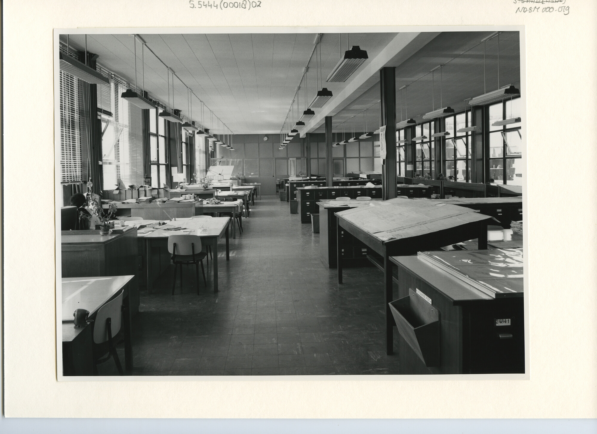 S.5444(0018)02; Interieurfoto van de loodsen en gebouwen van de werf van de NDSM in de jaren '50; foto