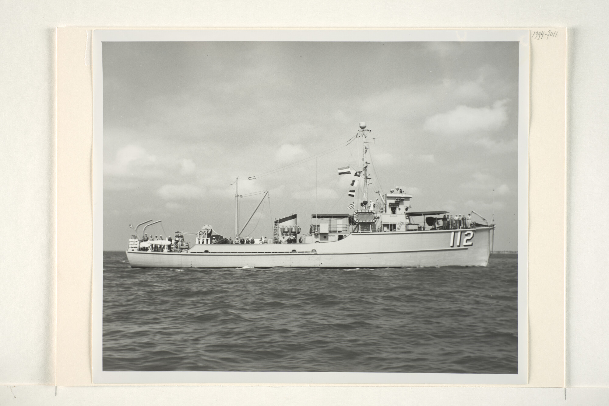 1994.7011; De kustmijnenveger Hr.Ms. 'Blaricum' (M 853), als USS AMS 112, bij het vertrek naar Nederland, in het kader van het Mutual Defense Assistance Program; foto