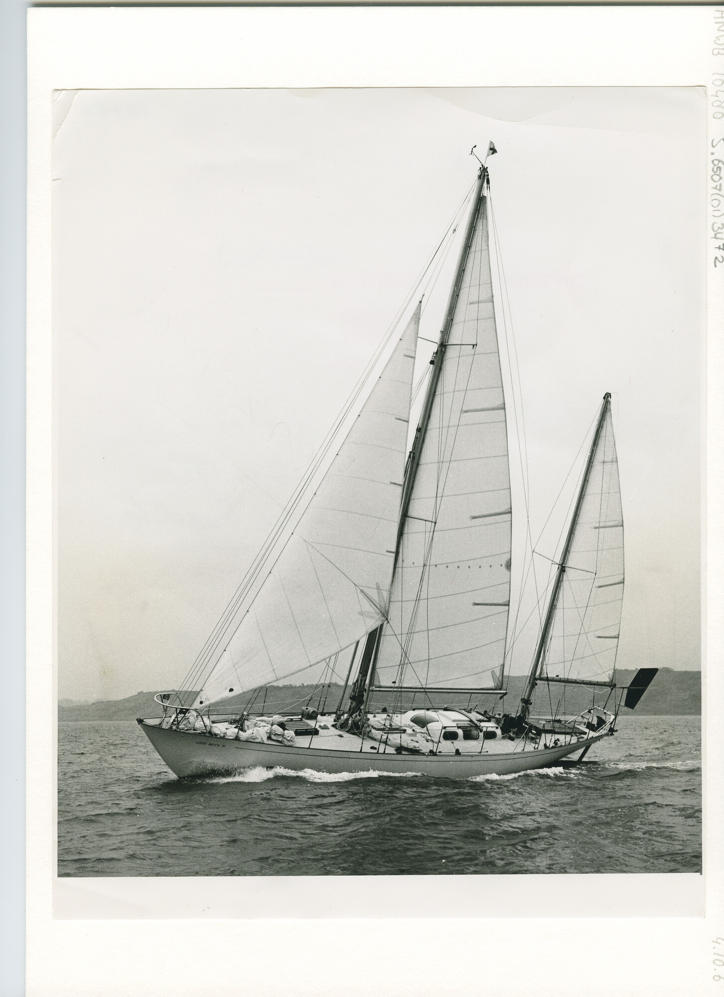 S.6507(01)3472; De witte yawl Gipsy Moth IV van Sir Francis Chichester zeilend op zee Automatische stuurinrichting; foto