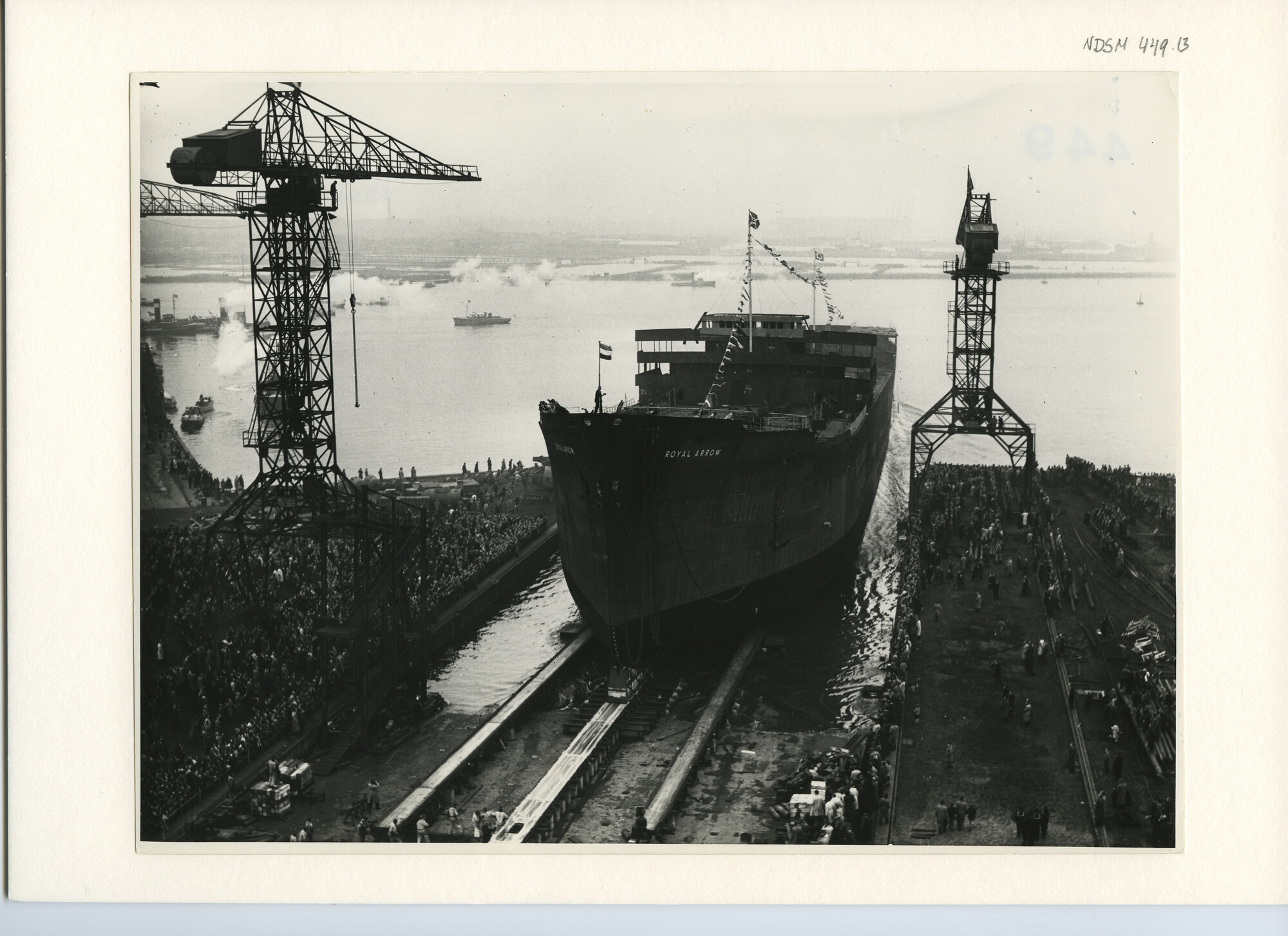 S.5444(2312)3; Foto van de tewaterlating van de Britse tanker ts. Royal Arrow ; foto