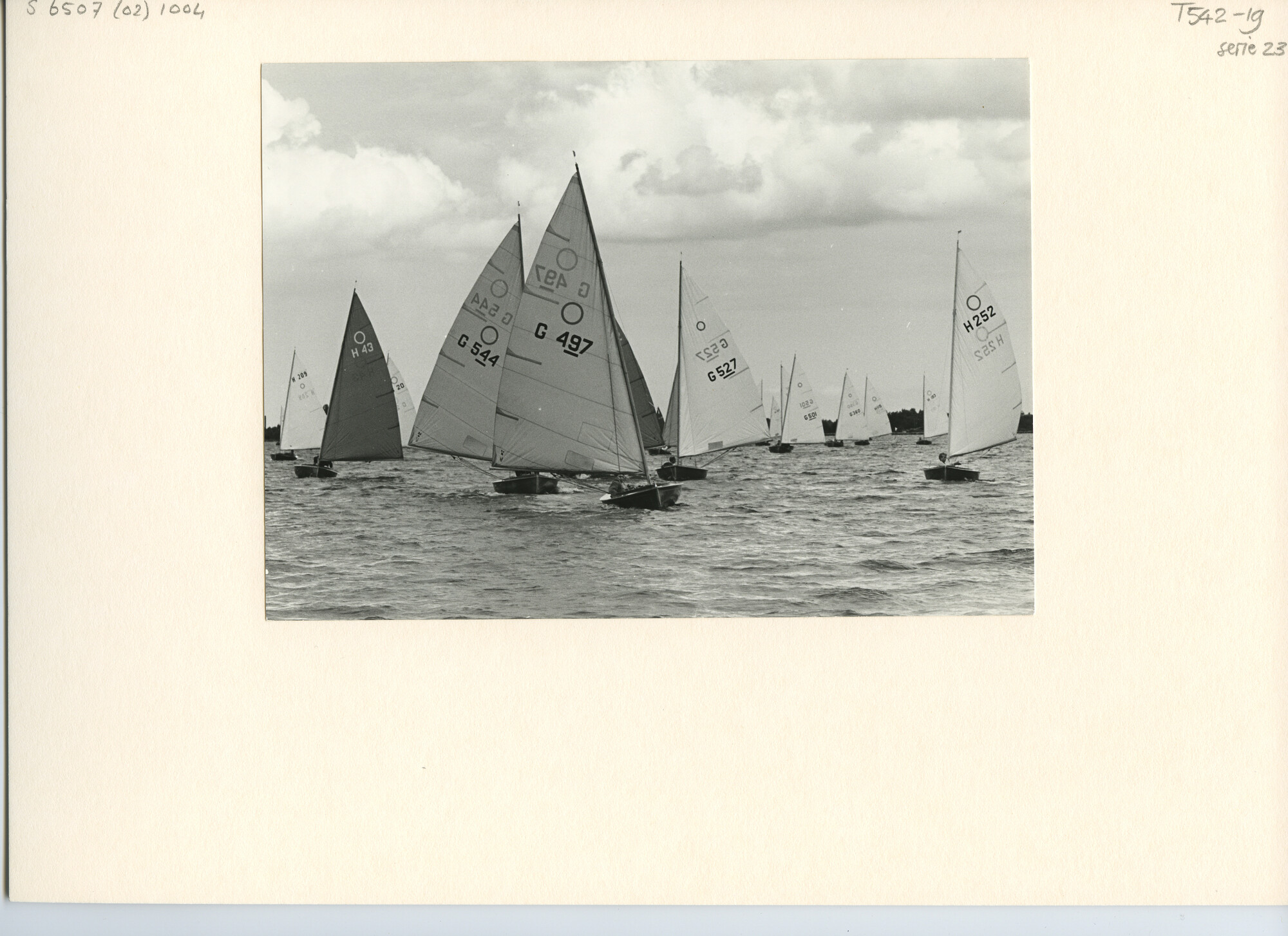 S.6507(02)1004.03; Zwart-wit foto van het Europees Kampioenschap O-jollen 1966 op de Westeinderplassen; foto