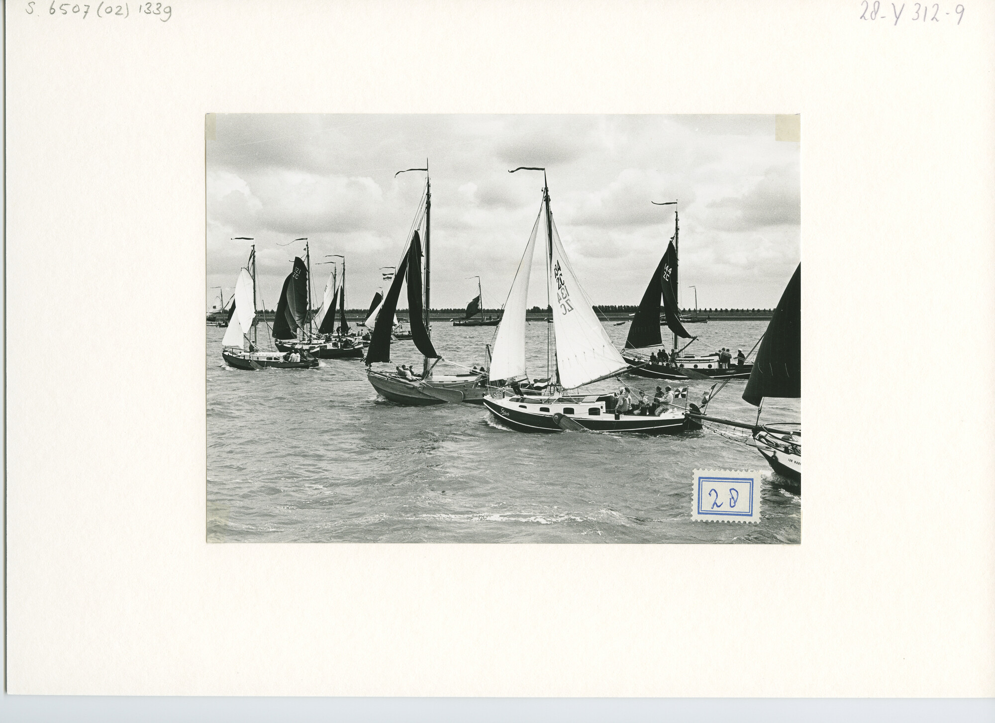 S.6507(02)1339.01; Zwart-wit foto van de reunie van ronde en platbodemjachten te Lemmer: admiraalzeilen; foto