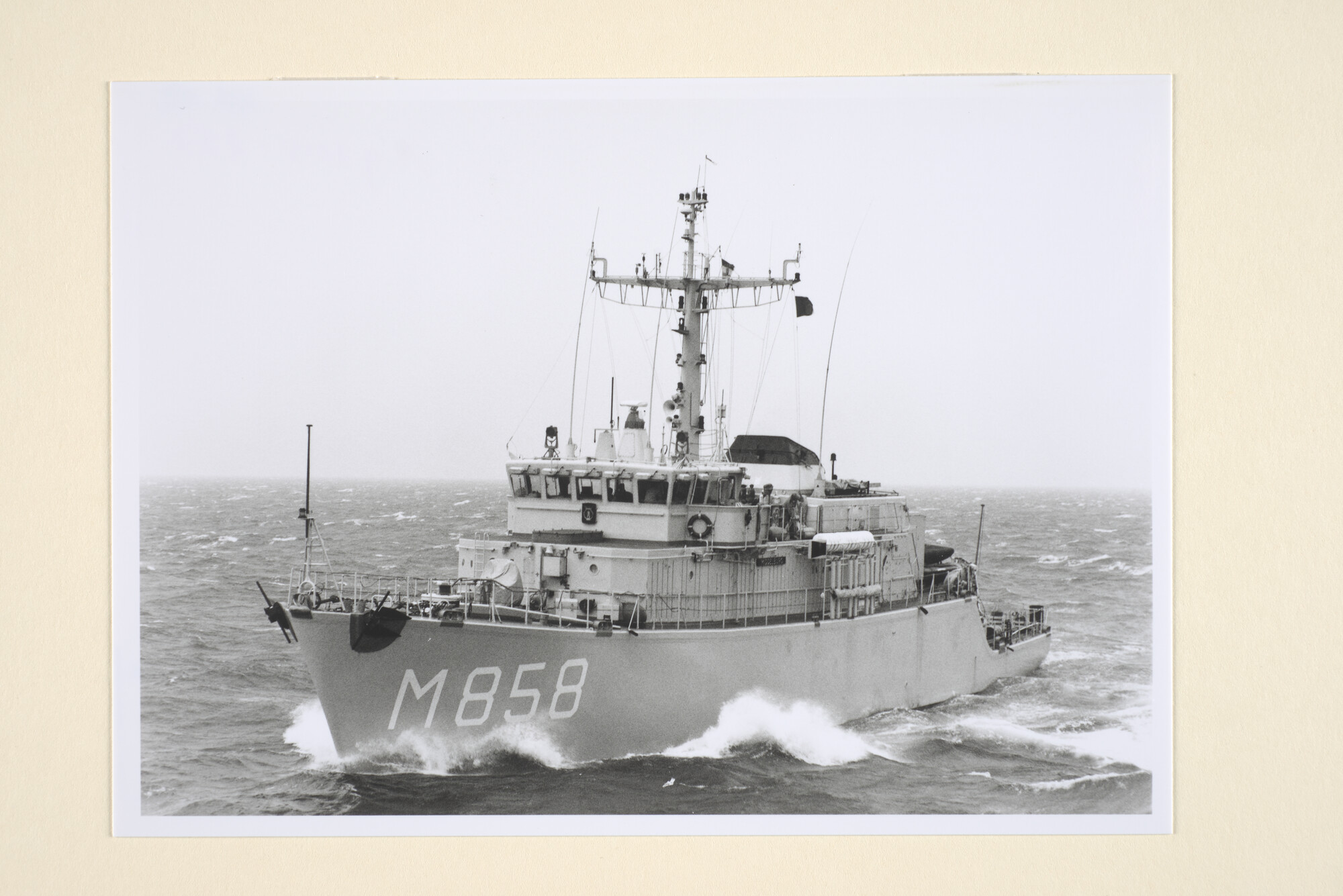 1996.1383; Luchtfoto van de mijnenjager Hr.Ms. Middelburg (M 858) op zee [...]; foto